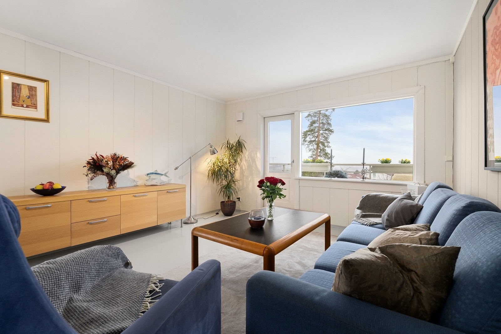 Gjennom vinduet ser man ofte fargerik himmel i solnedgangen Galleribilde