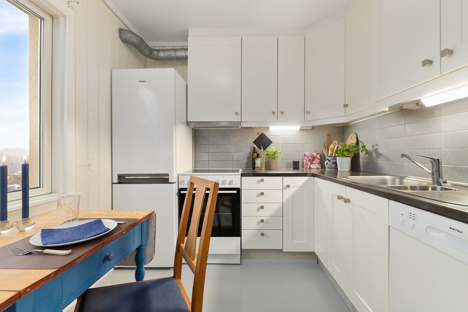 Det er godt med skap- og benkeplass, og frittstående hvitevarer som medfølger. Galleribilde