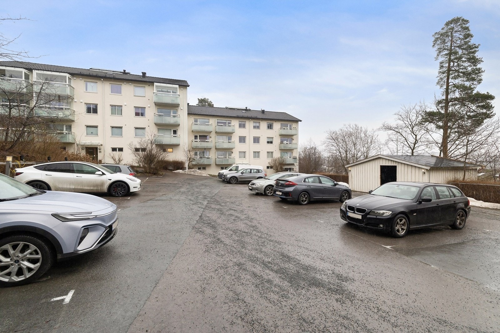 Felles parkeringsplass i sameiet Galleribilde