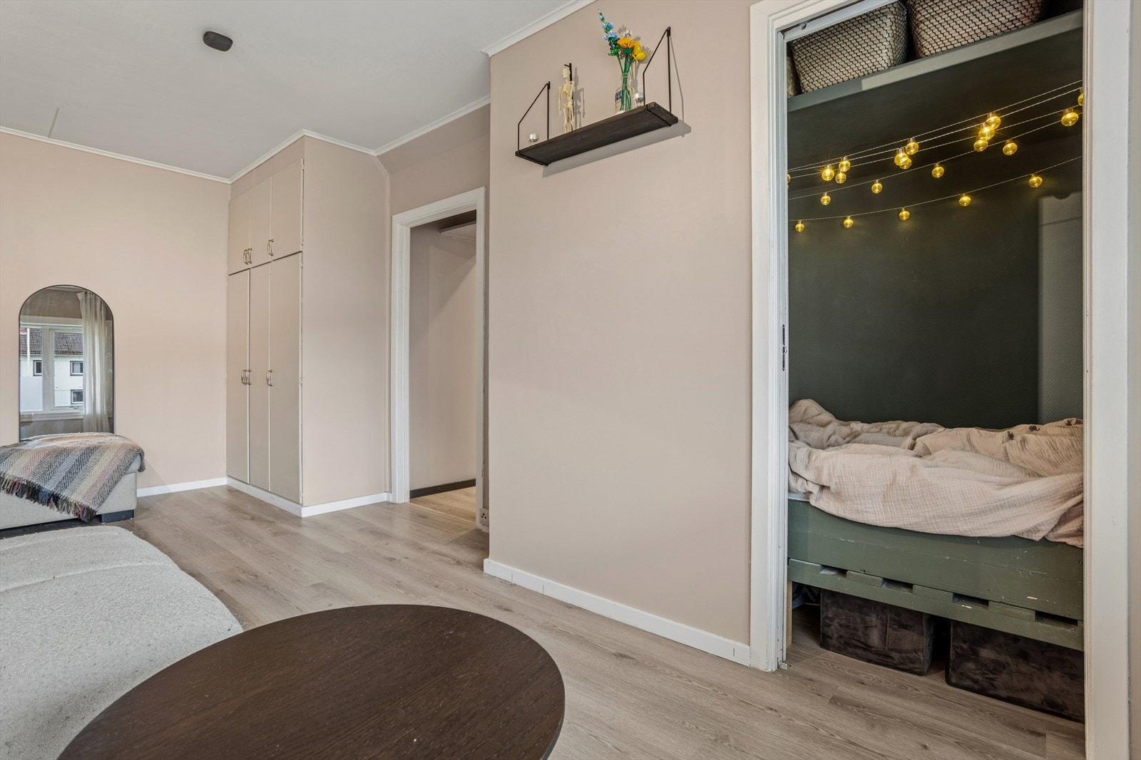 Sovealkove med plassbygget seng, og smarte løsninger til oppbevaring. Galleribilde