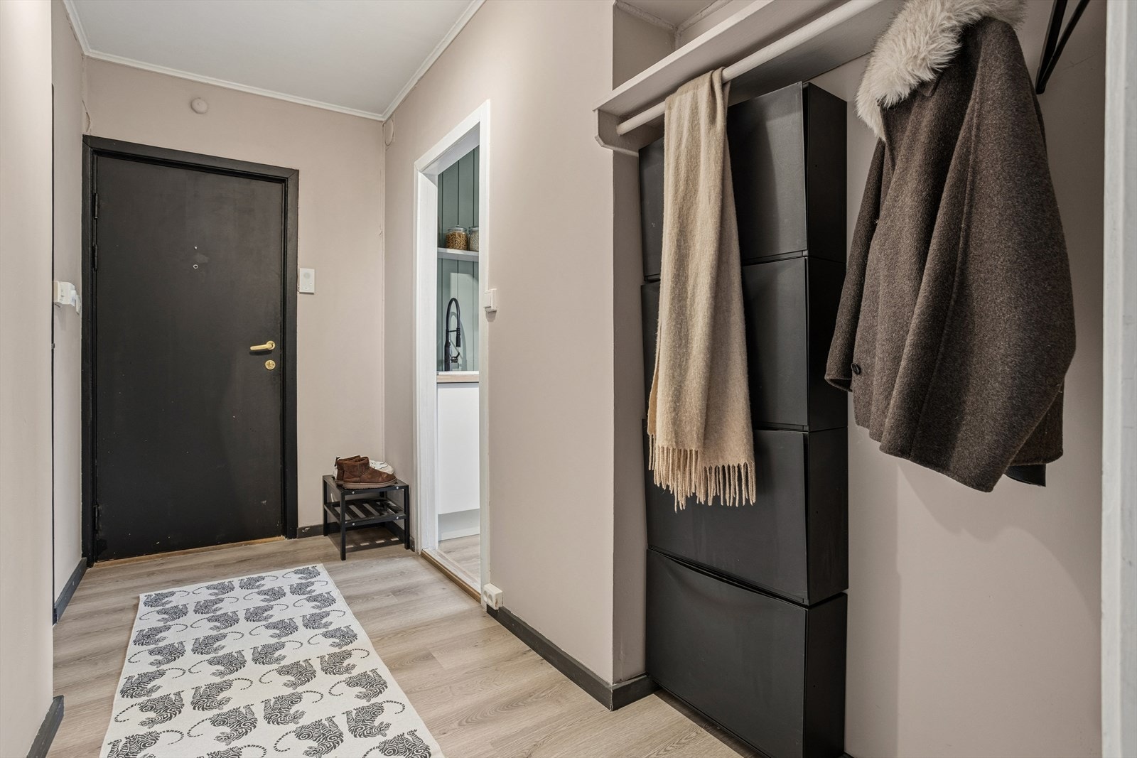 Velkommen inn - Entrè med lagringsmuligheter til sko og diverse yttertøy. Galleribilde