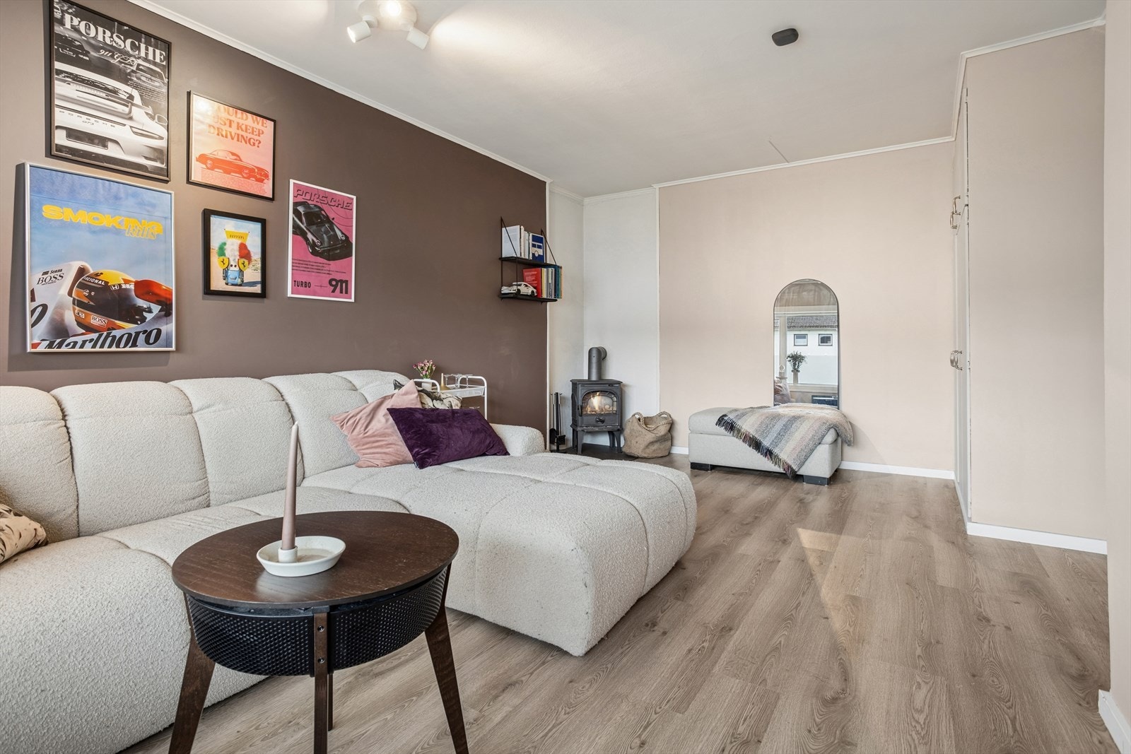 Slitesterkt laminatgulv, malte vegger og takhimling. Galleribilde