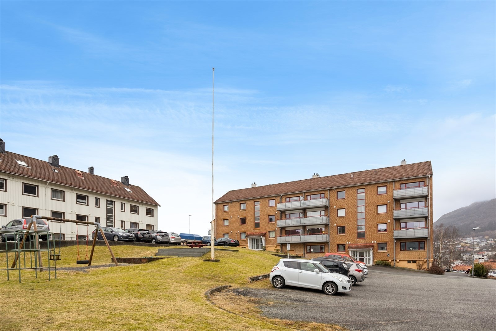 Fra leiligheten er det snarvei ned til bybane/ sletten senter. Galleribilde