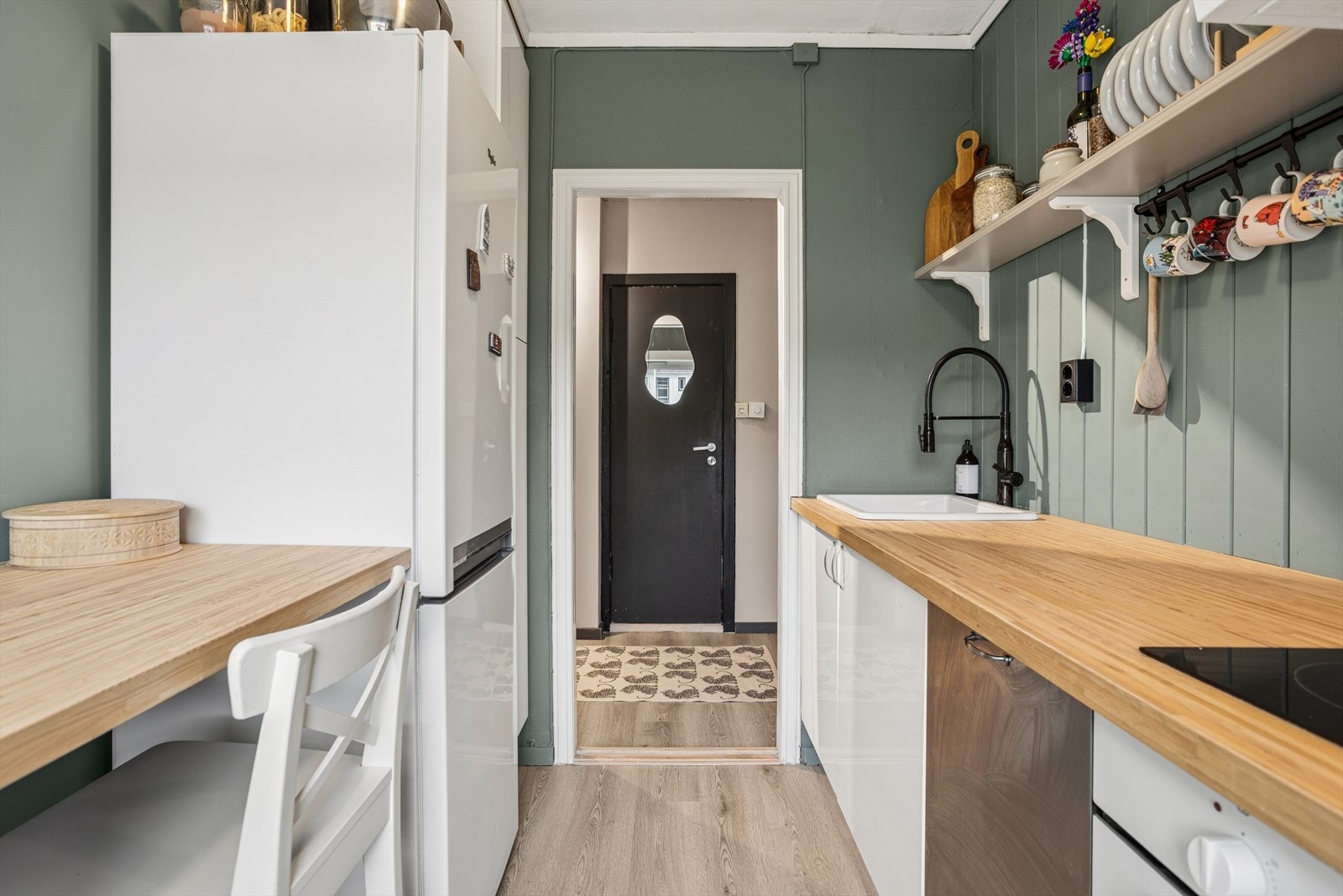 Praktisk benkeplate montert langs vegg med plass til stoler for en hyggelig frokost. Galleribilde