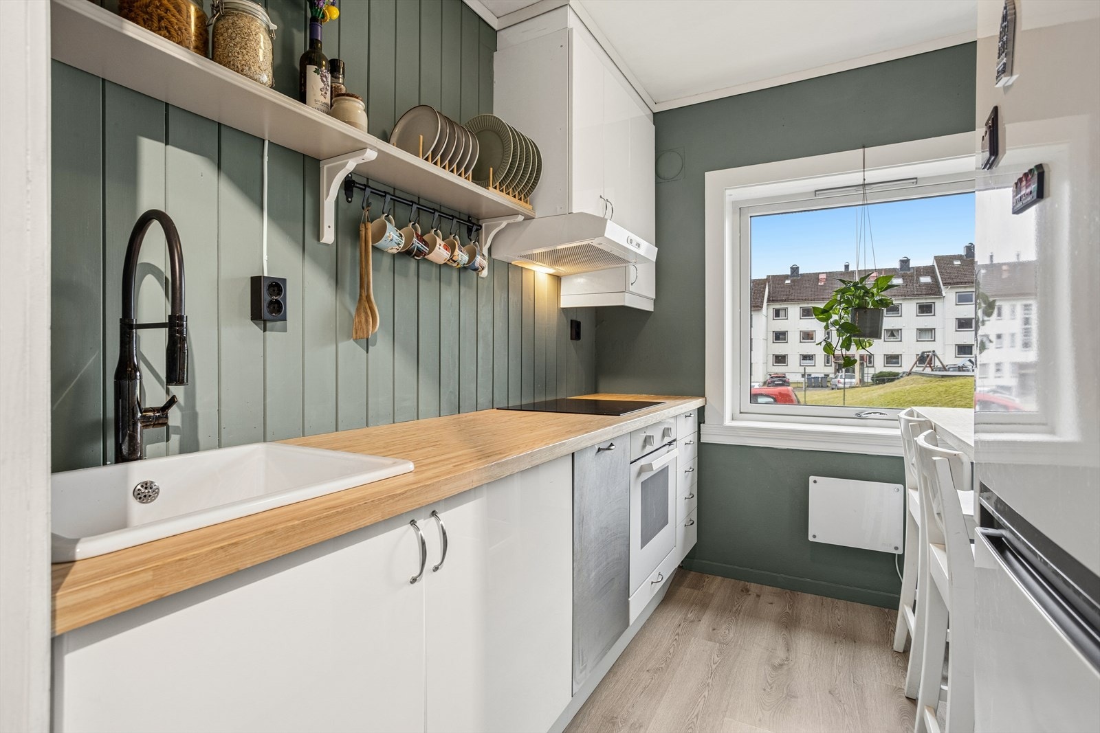 Benkeplaten er i laminat, ny vask og kum, kjøkken på 5,6 m2 i eget rom. Galleribilde