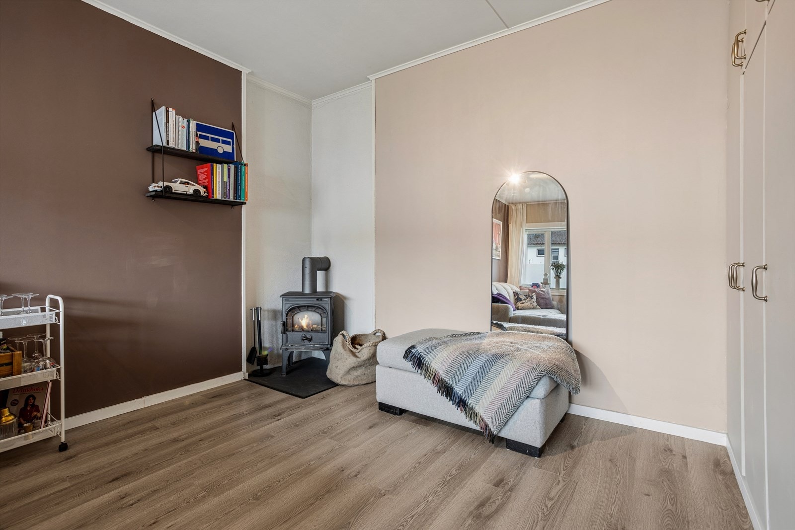 Det er også plass til et spisebord, for hyggelige sammenkomster eller studietid hjemme. Galleribilde