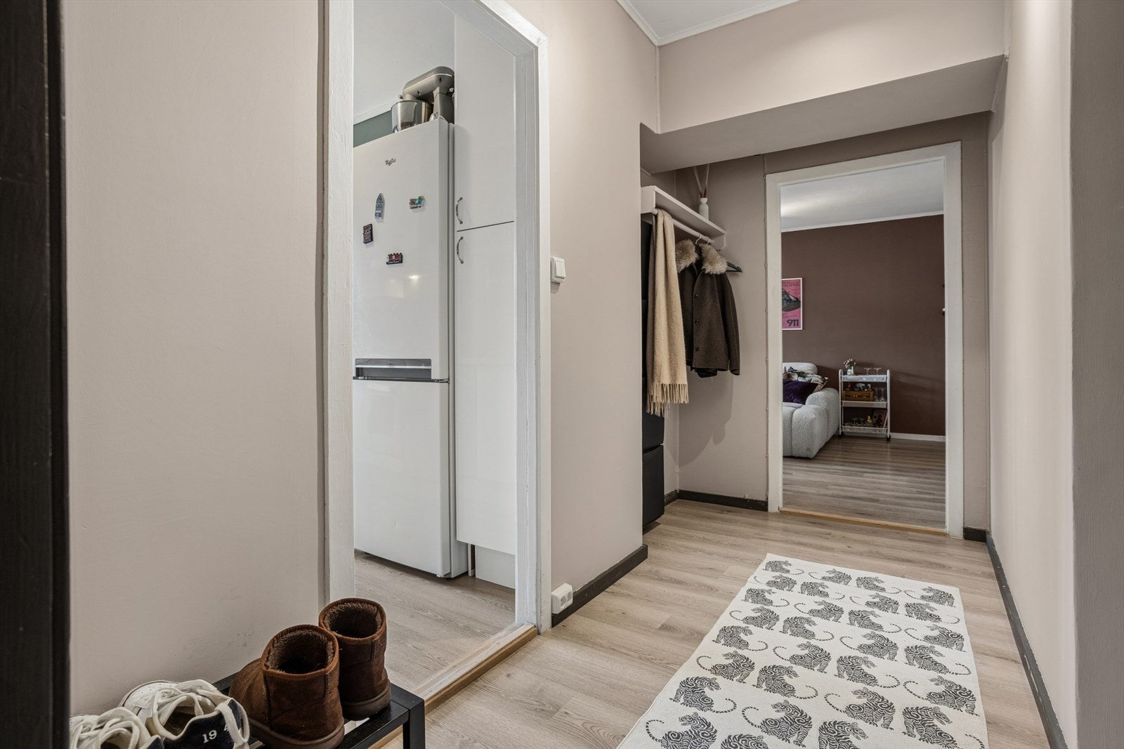 Praktiske hylleløsninger i høyden er gjennomgående for boligen. Galleribilde