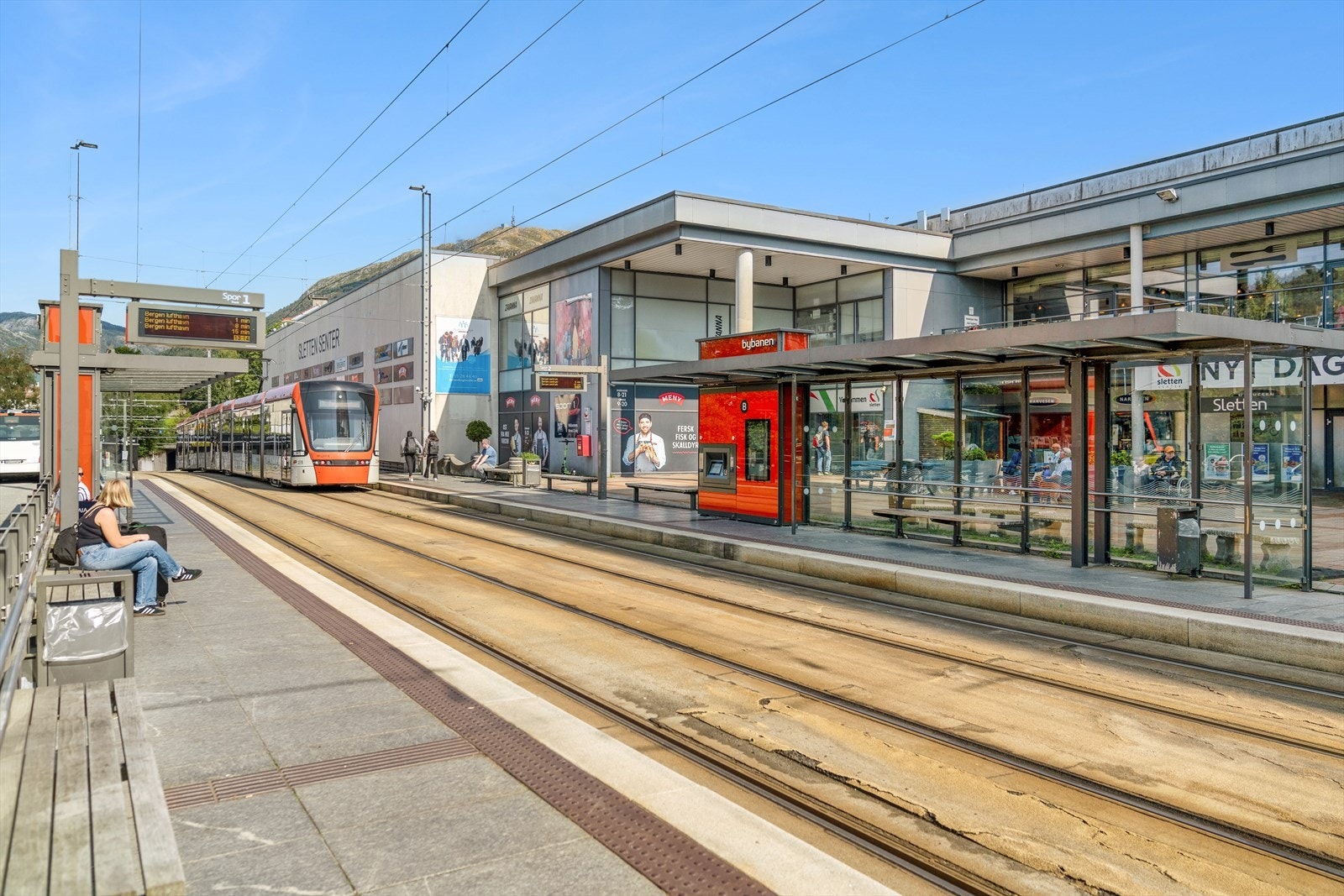 Bybanestoppet ved Sletten senter. 7 minutters gange fra boligen. Galleribilde