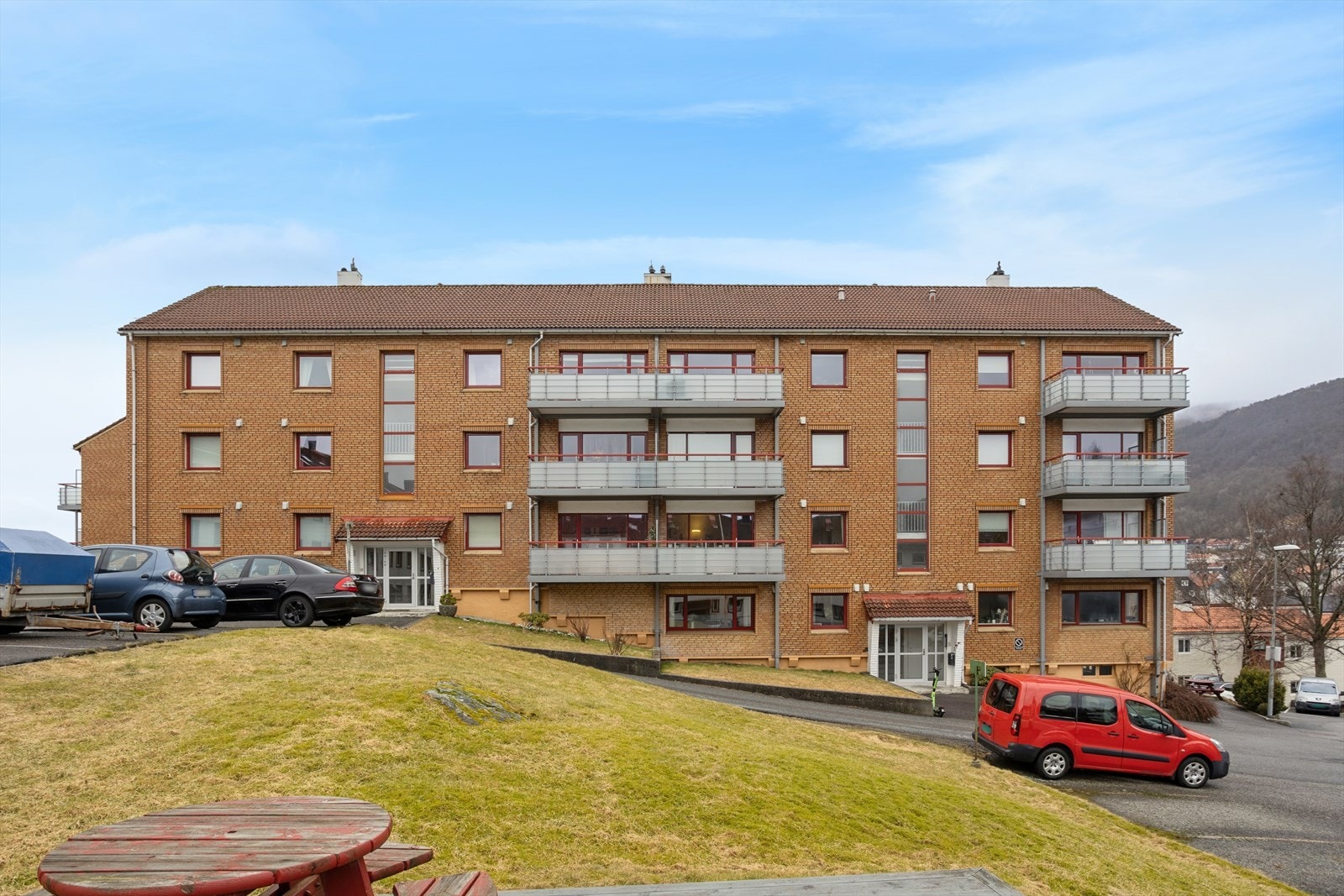 Veldrevet borettslag med kommende oppgraderinger på tak. Galleribilde