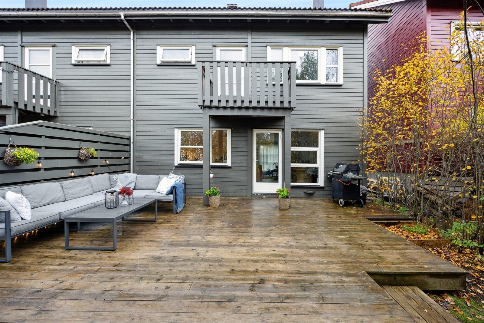 Hagen har gode solforhold og rikelig med plass til både hyggelige sammenkomster med gjester og lek for barna - et perfekt uteområde for hele familien. Galleribilde