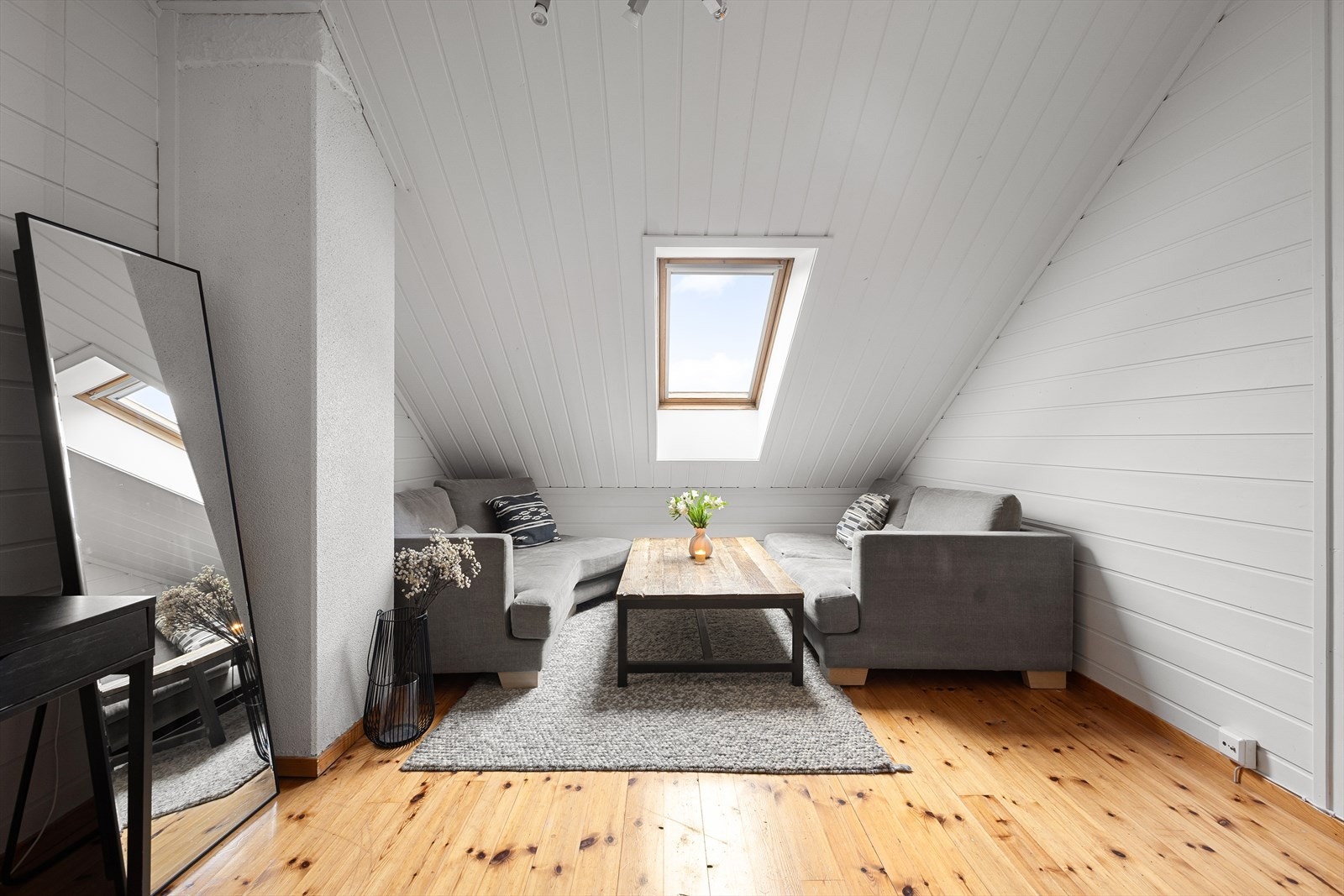 Tredje etasje tilbyr en lys og luftig stue samt et ekstra soverom Galleribilde