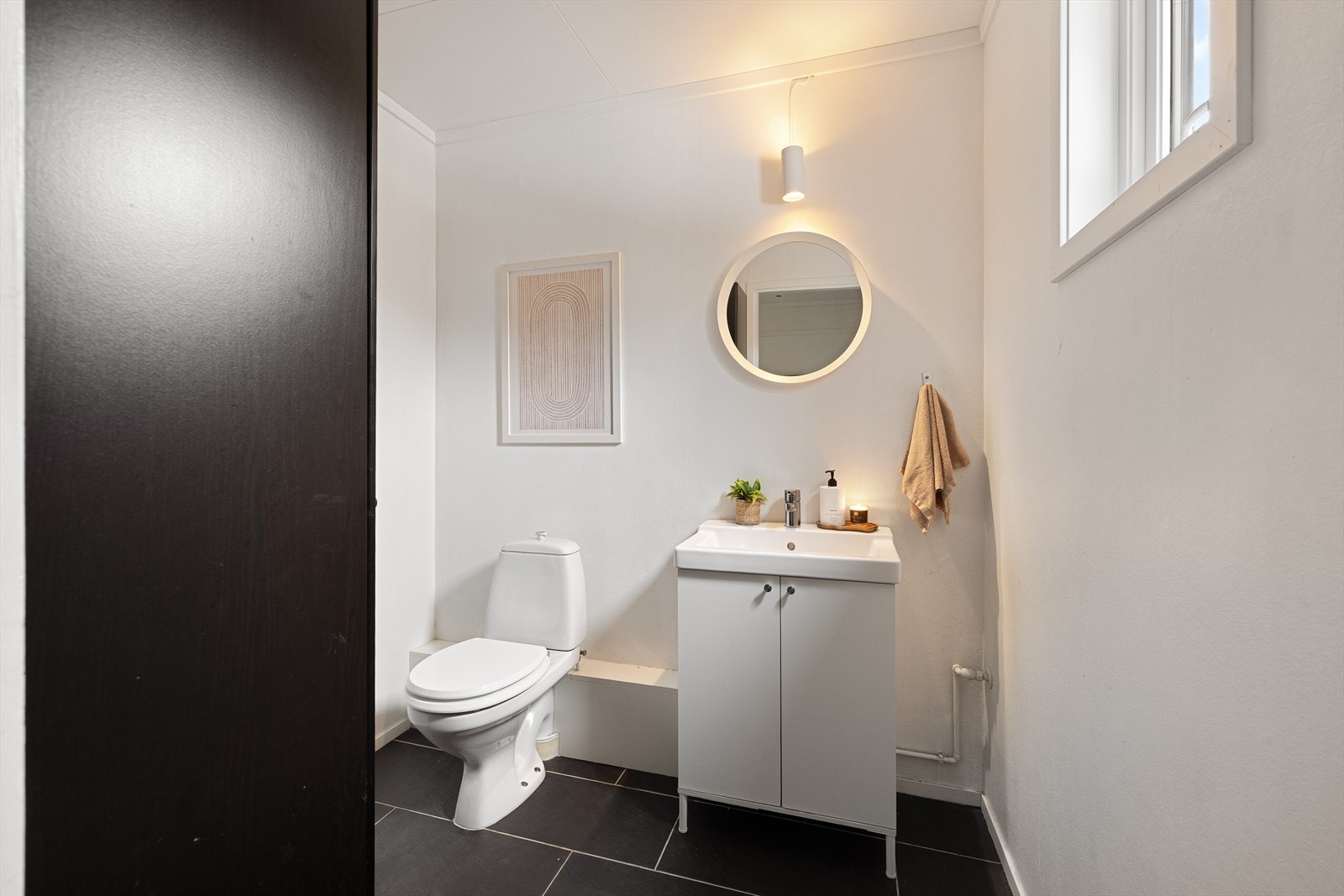 Første etasje har en praktisk WC - ideell for gjester, Galleribilde