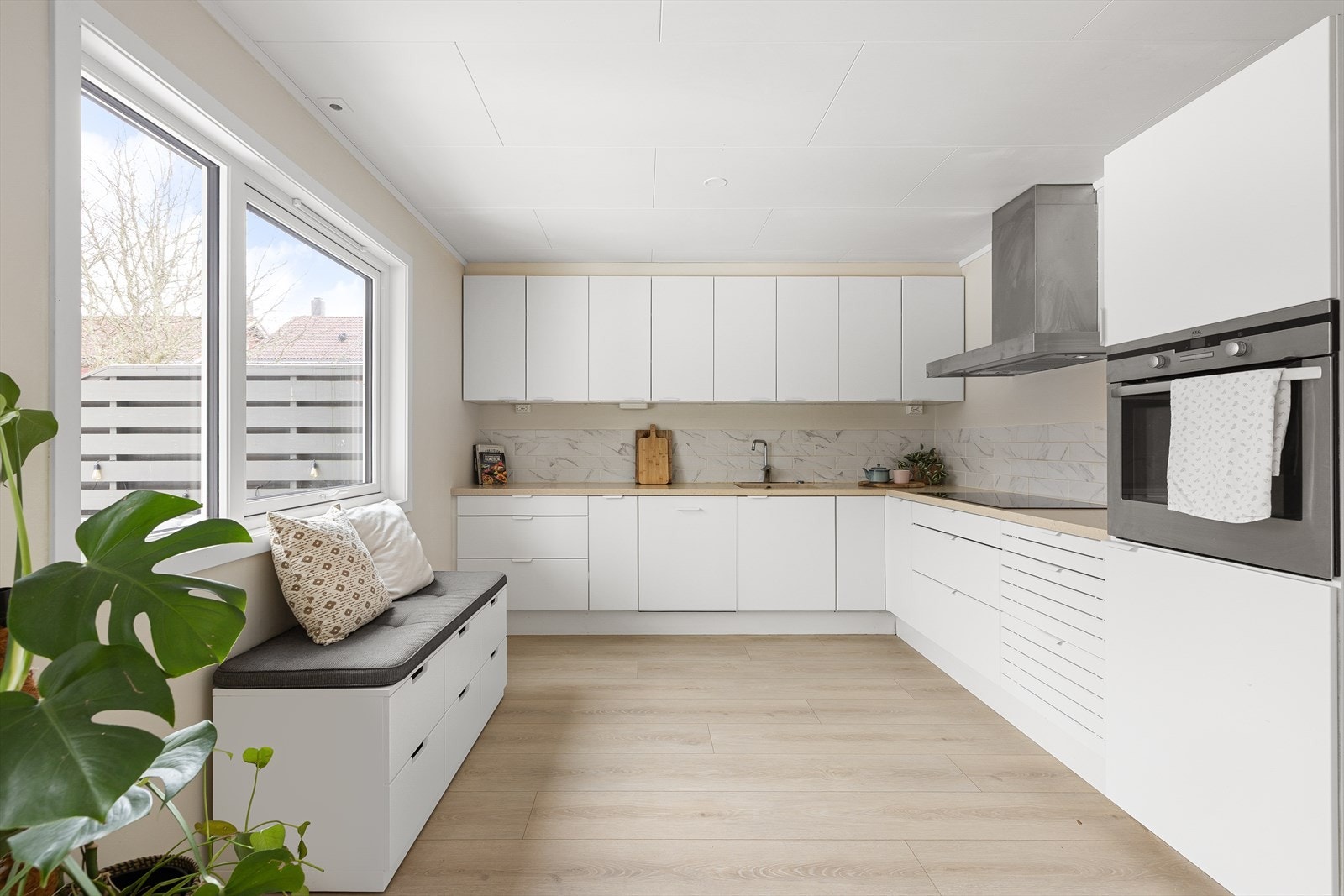 Moderne kjøkken i en minimalistisk stil som harmonerer fint med boligens uttrykk. Galleribilde