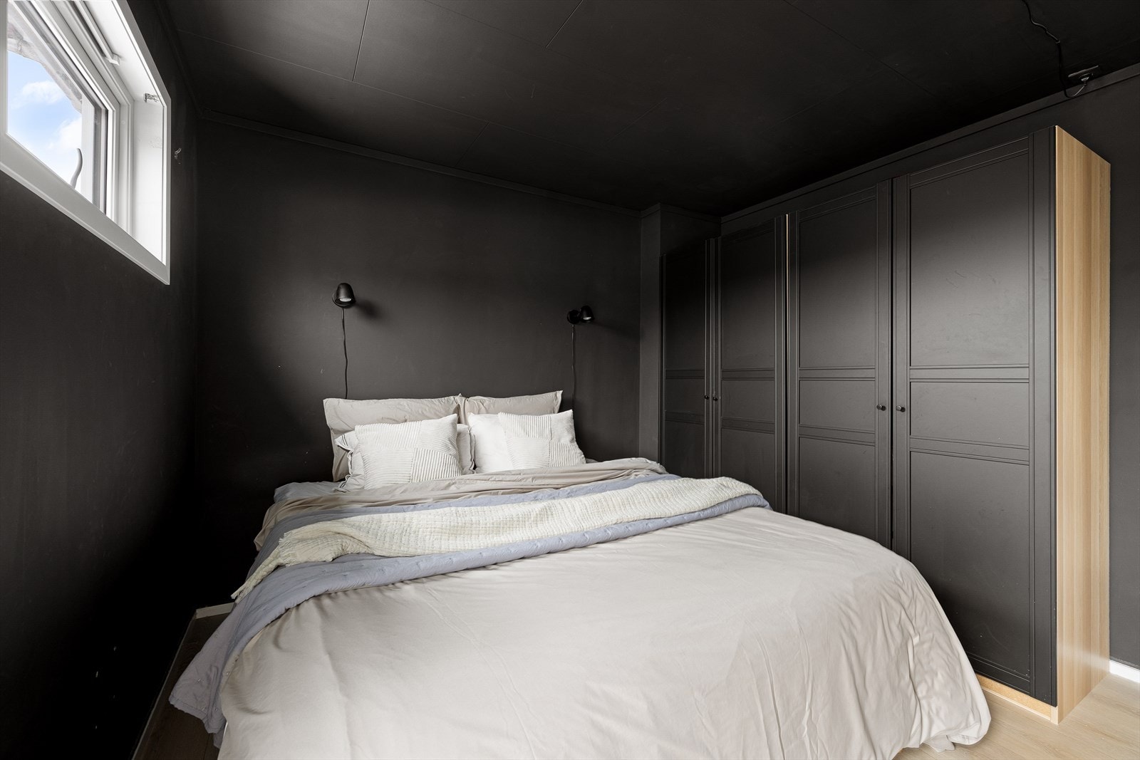 Hovedsoverommet er av god størrelse med egen balkong. Galleribilde