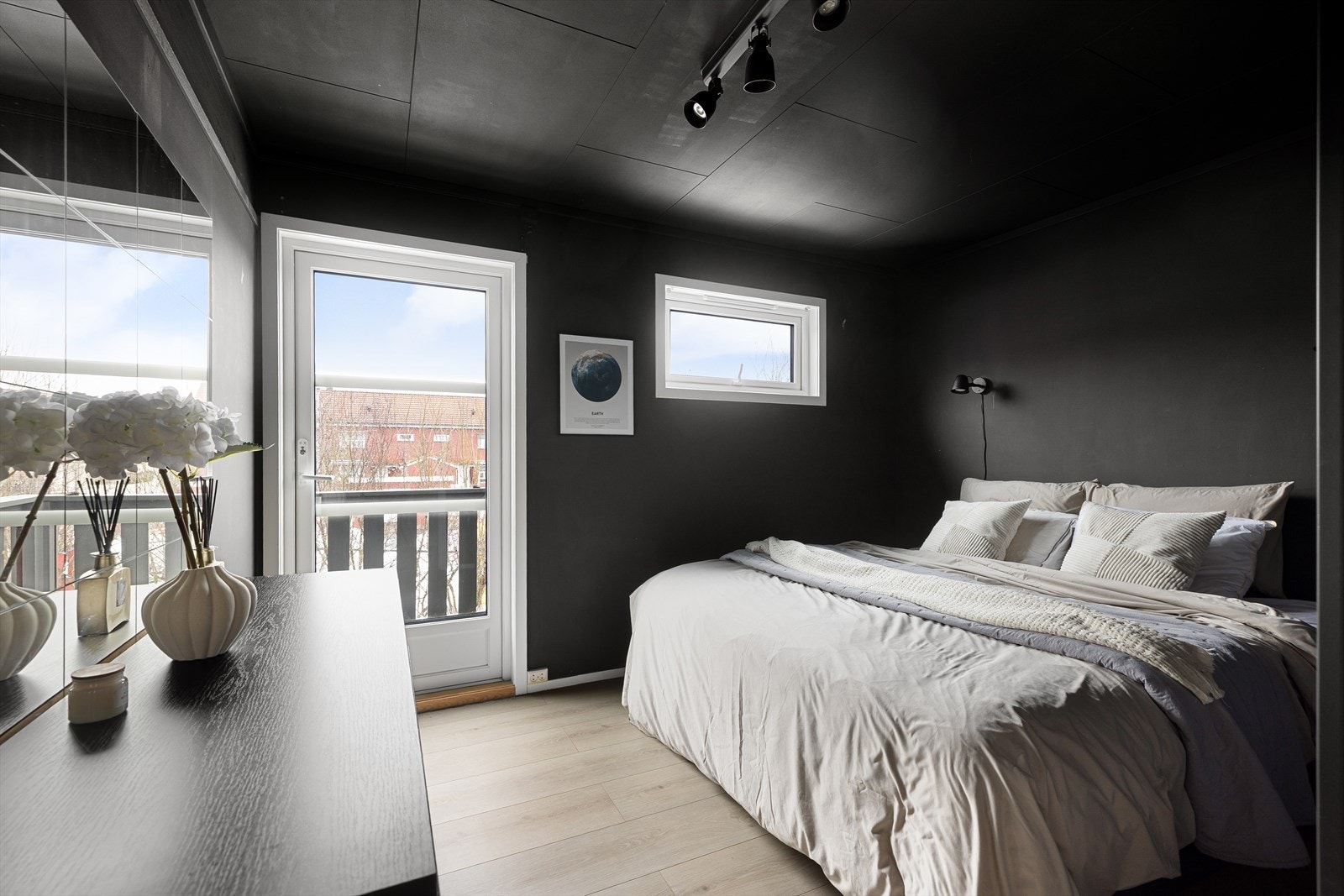 Boligen har en svært familievennlig planløsning. Denne etasjen inneholder 3 romslige soverom, bad og praktisk bod Galleribilde