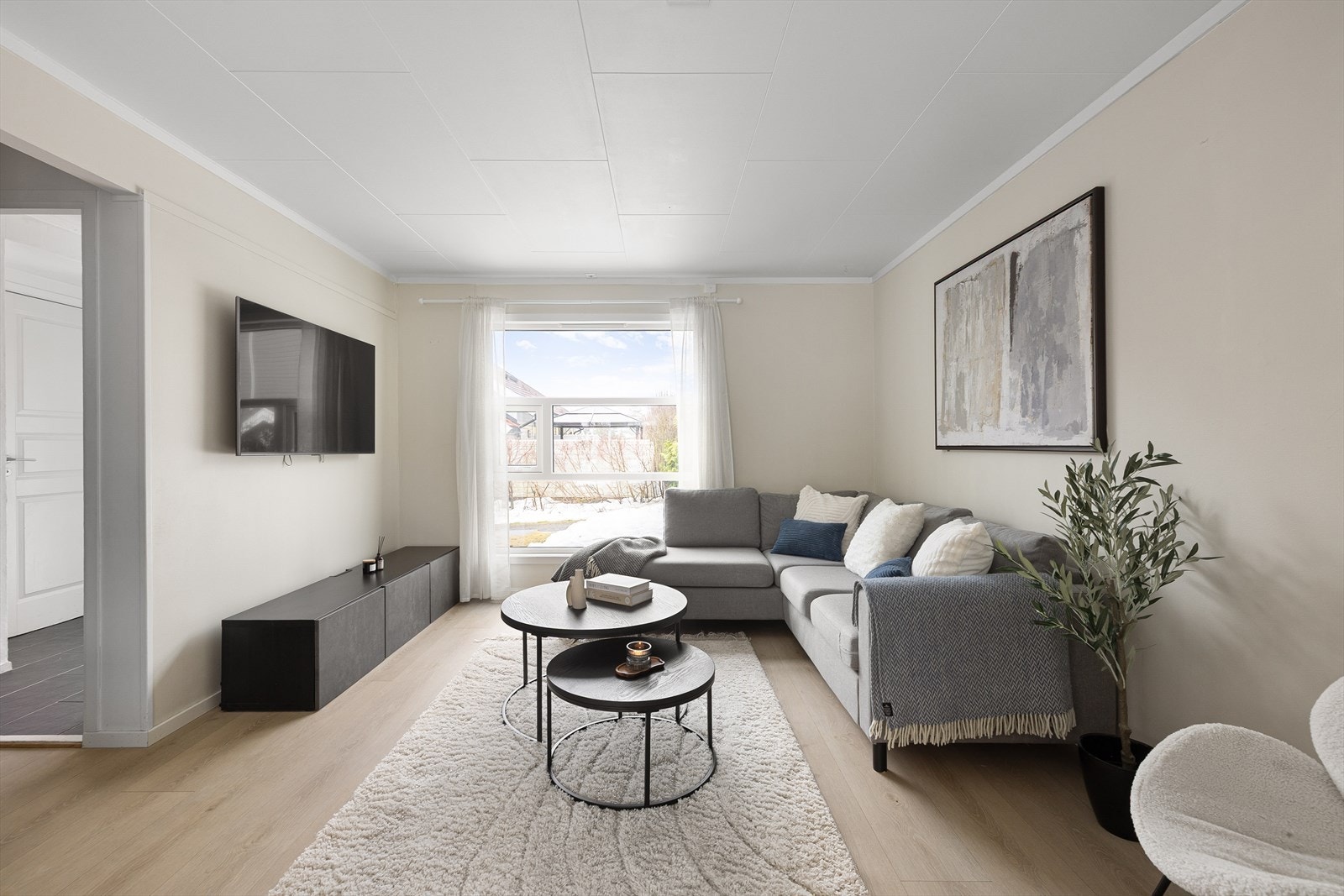 Stuen er romslig med plass til flere soner Galleribilde