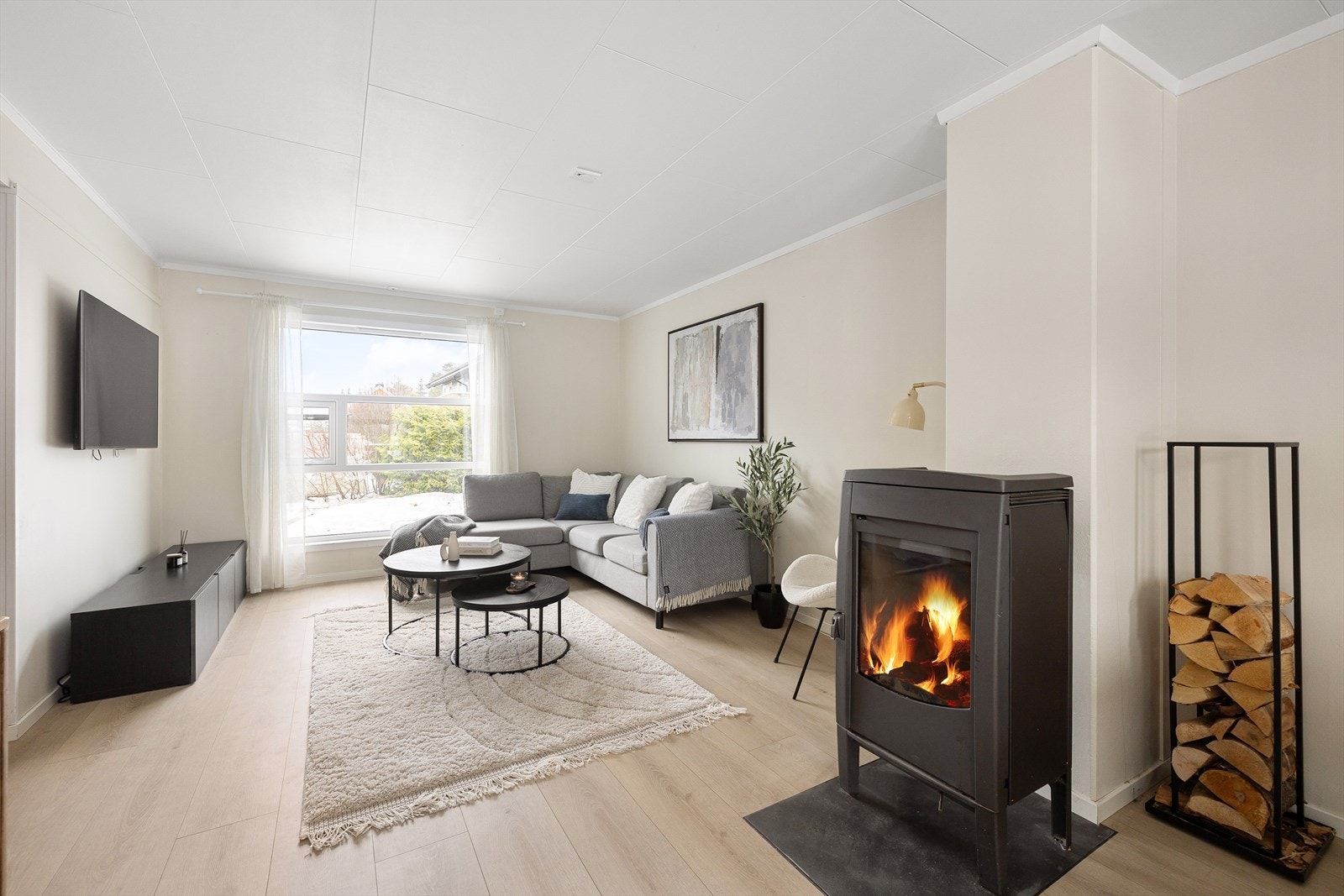 Moderne peis i stuen som skiller rommet og skaper en lun og hyggelig atmosfære. Galleribilde