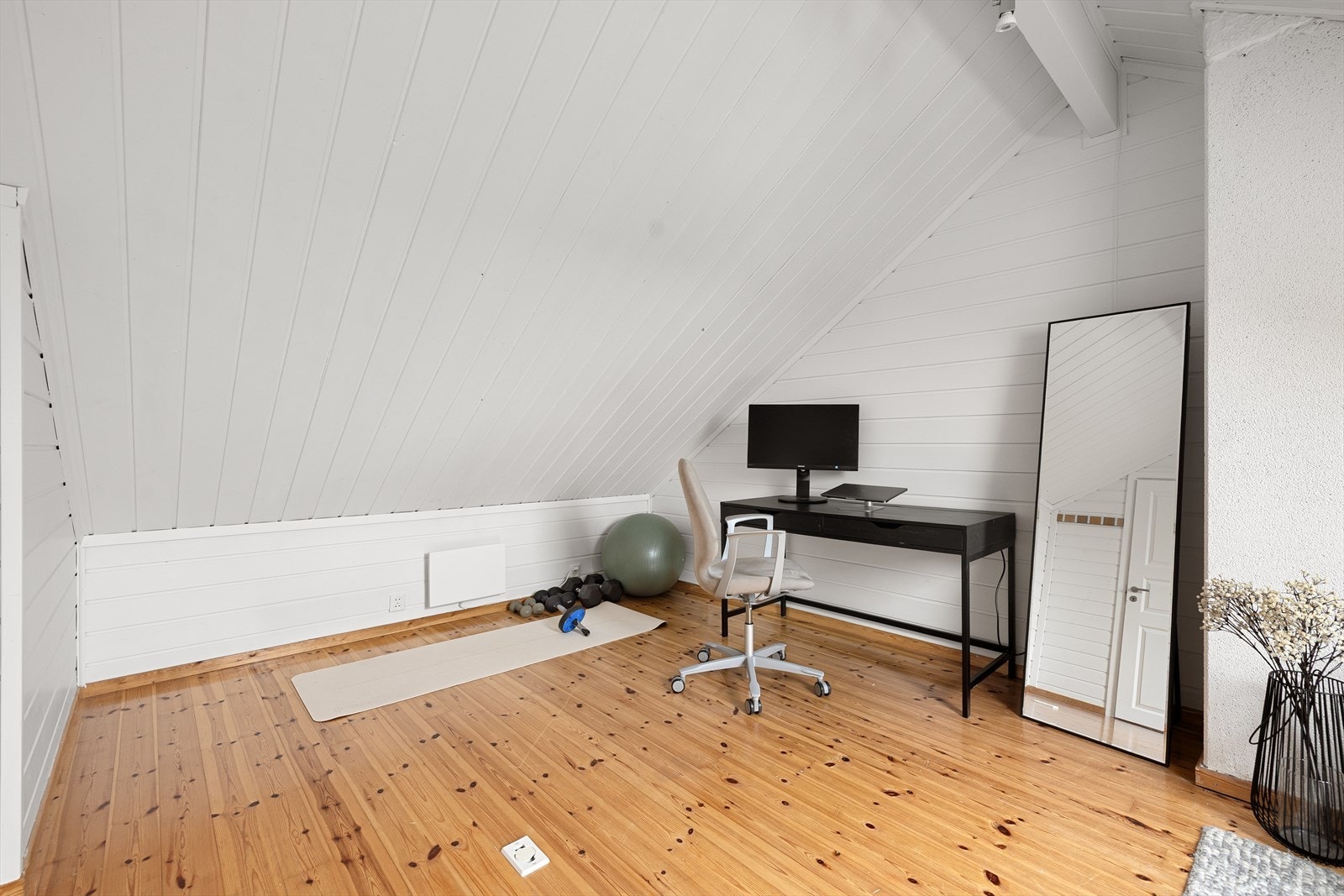 Perfekt som hovedsoverom eller ungdomsrom, med god plass for barna til å ha venner på besøk. Galleribilde