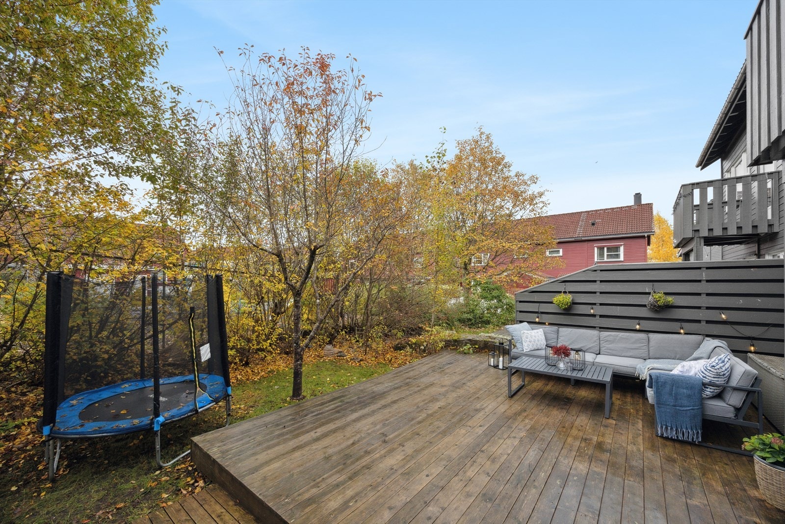 Fra hagen kan du spasere rett ut til felles lekeplass, med fotballbane om sommeren og skøytebane om vinteren - et perfekt sted for lek og aktivitet året rundt. Galleribilde