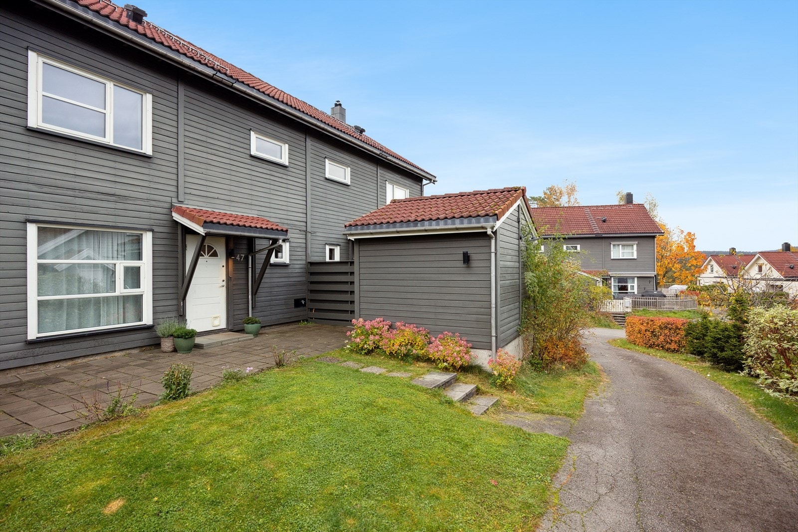 Her bor man i et familievennlig området, tilbaketrukket fra trafikkert vei med nærhet til alt hverdagen krever. Galleribilde