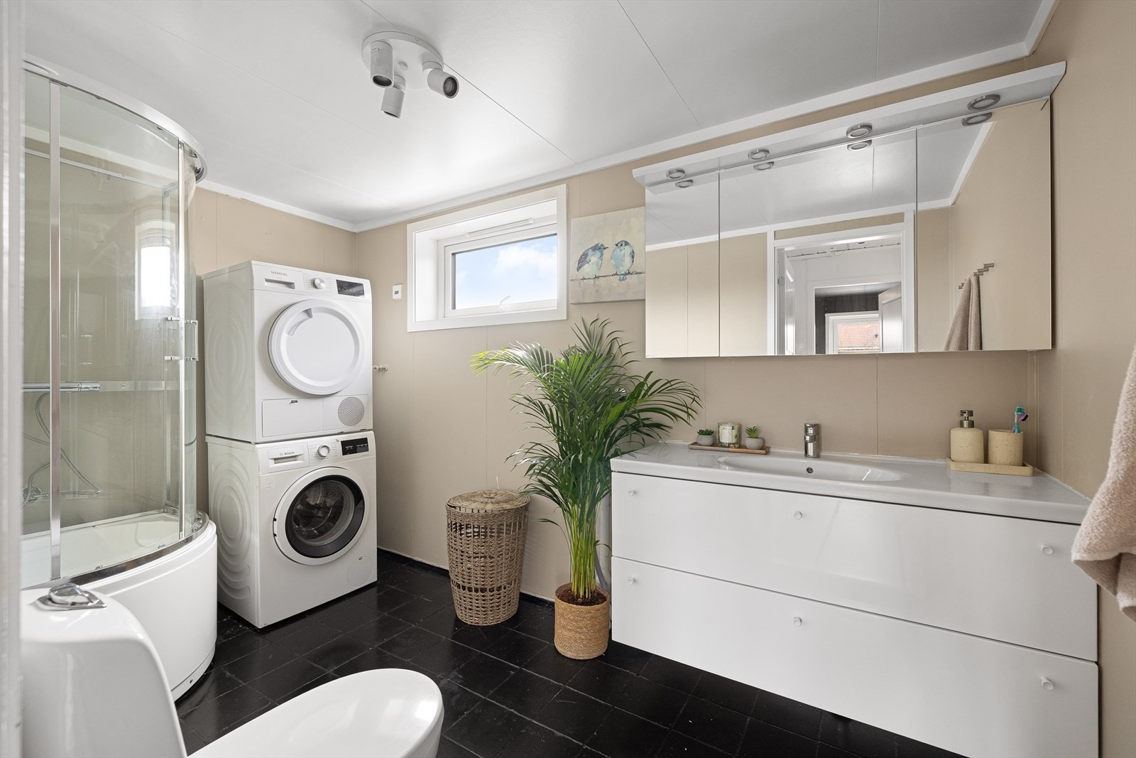 Funksjonelt bad av god størrelse - plass til praktisk bruk for hele familien Galleribilde