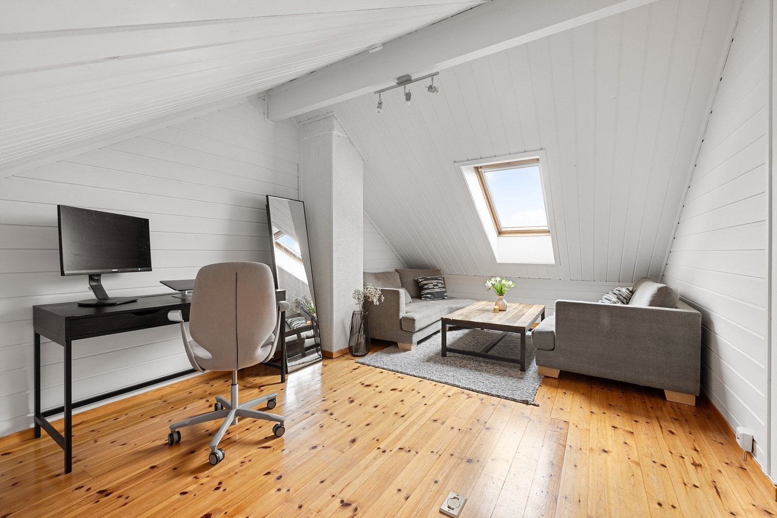 Stuen er romslig og fleksibel, med plass til å deles inn i to soner. Galleribilde