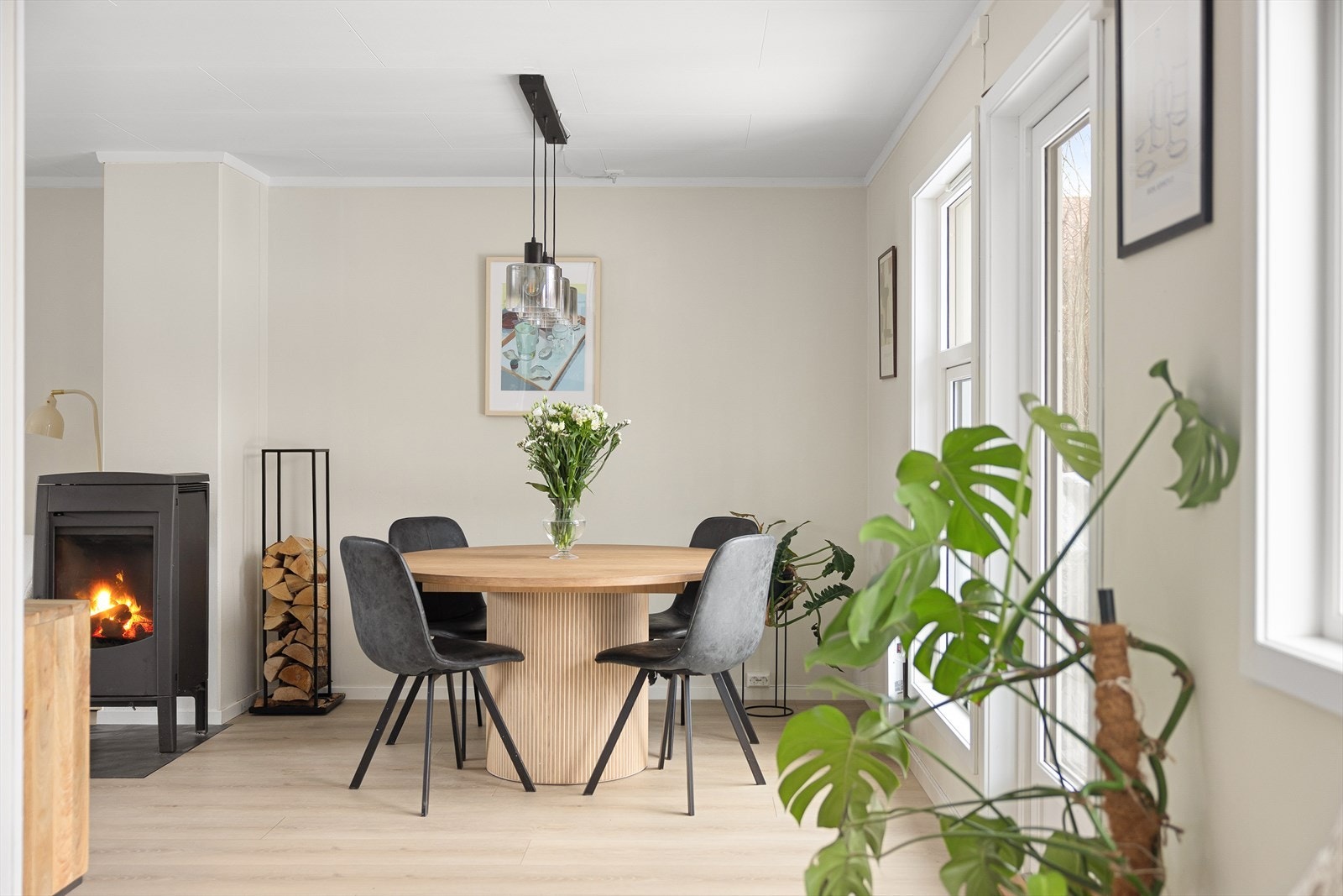 Spisestuen har god størrelse og gir enkelt plass til et utvidet spisebord med opptil 10 gjester rundt bordet. Galleribilde