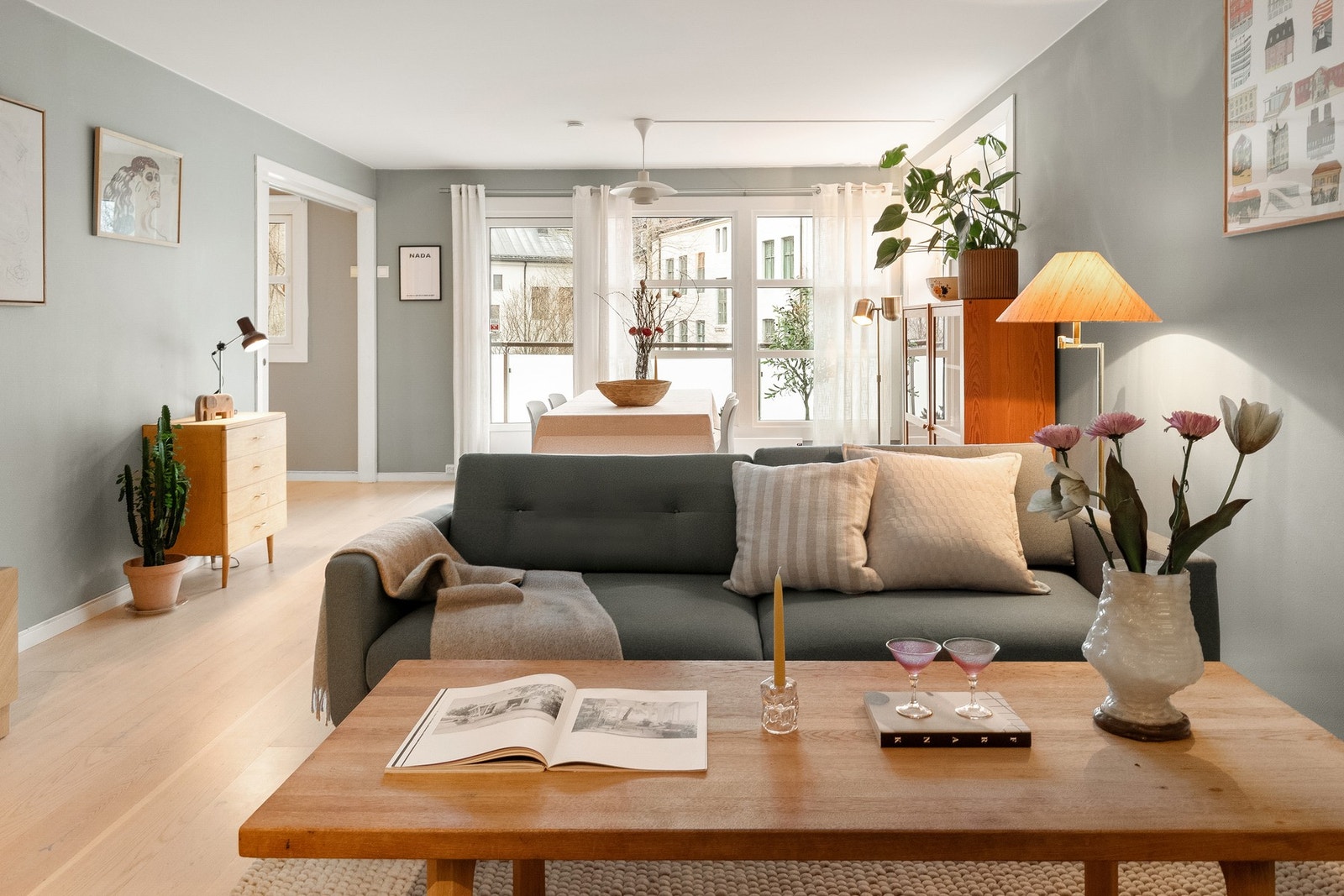 Velkommen til en meget lekker 3-roms endeleilighet med ettertraktede beliggenhet på populære Rodeløkka. Galleribilde