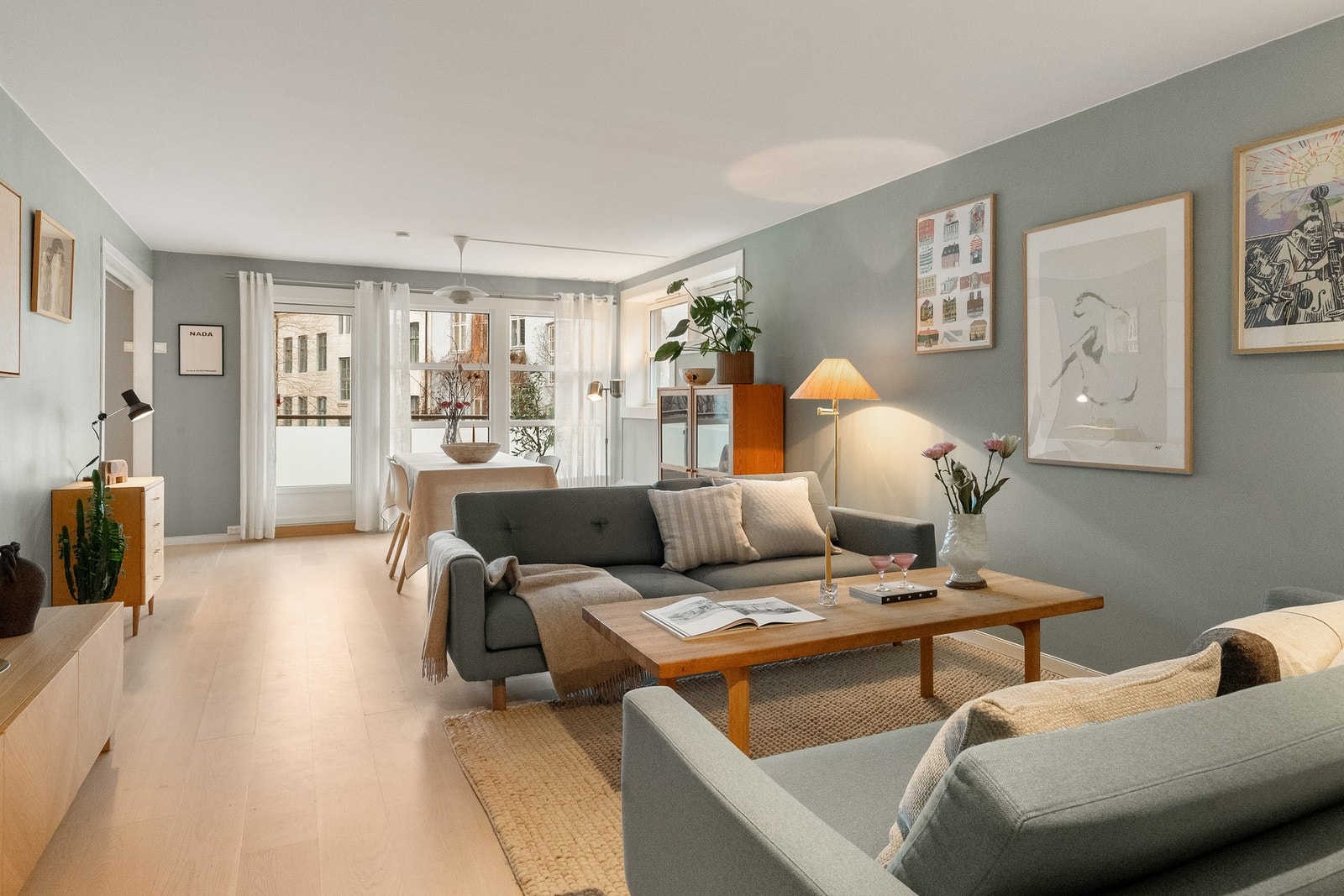 Boligen har en gjennomgående god standard med pen enstavs hvitpigmentert parkettgulv og malte overflater i moderne farger. Galleribilde