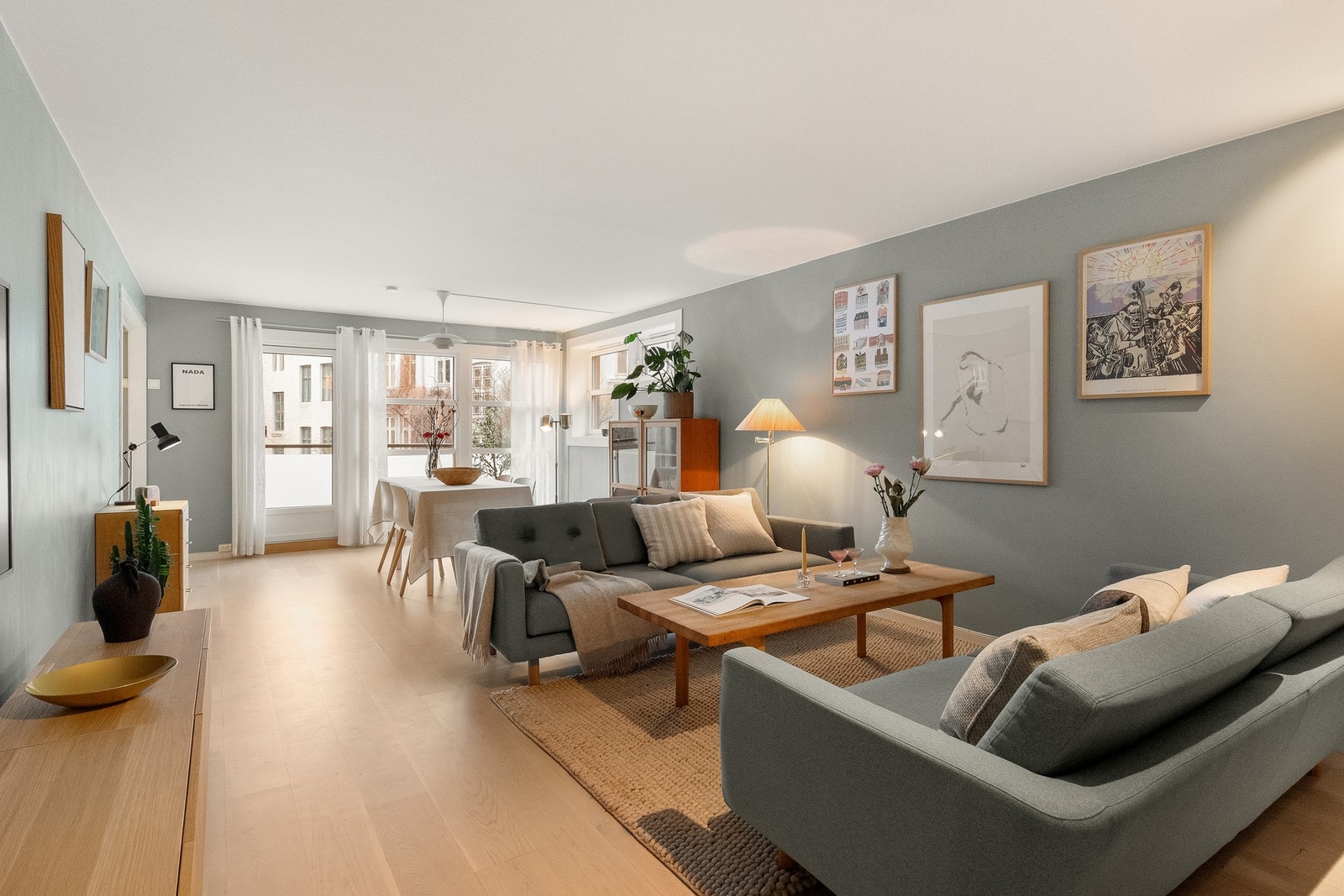 Leiligheten ligger luftig til i høy 1. etasje (2.etasje på balkongsiden) med gjennomgående planløsning, romslige rom og store vindusflater som gir rikelig med naturlig lys. Galleribilde