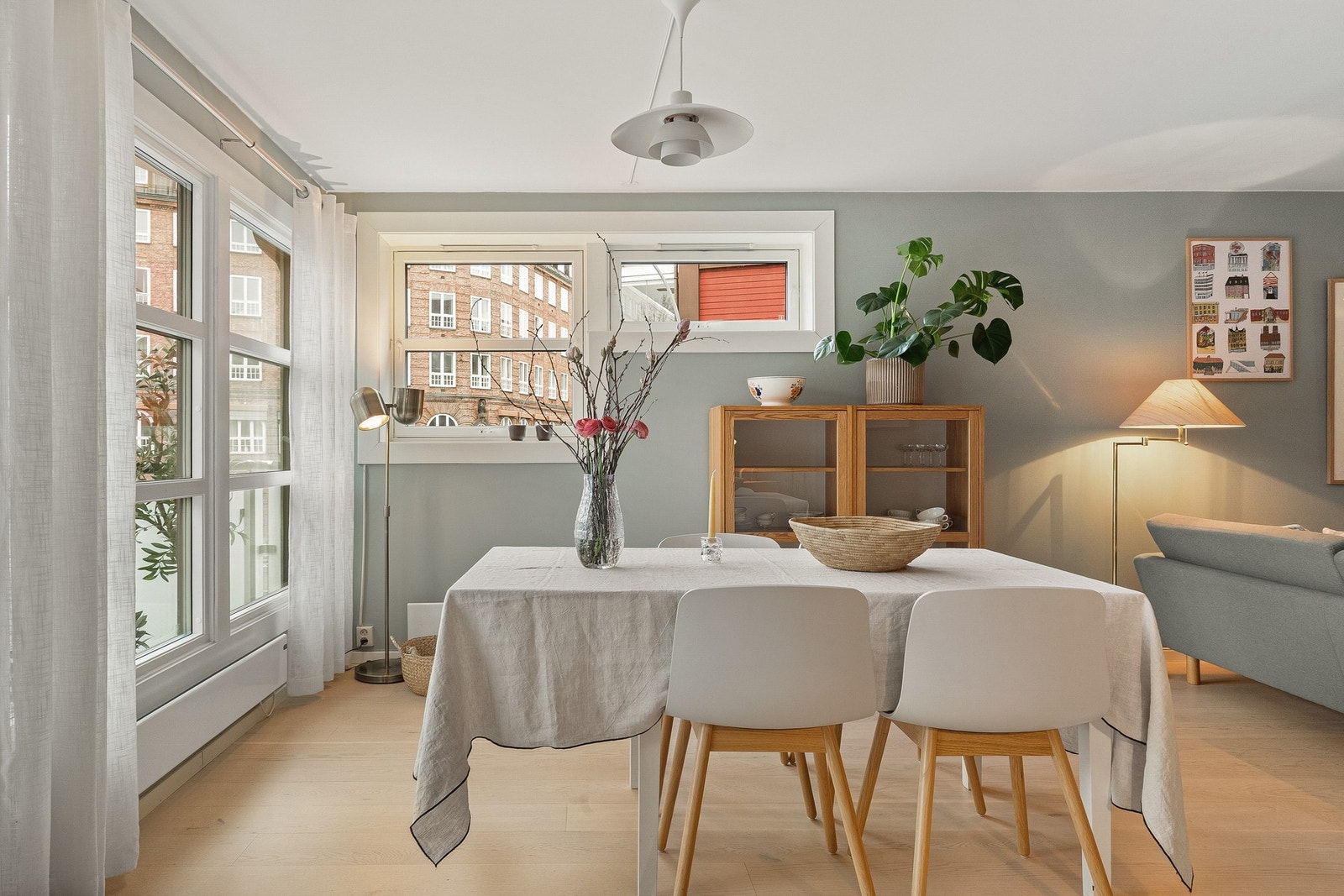 Stuen gir to naturlige soner - spisestue og tv-stue. Galleribilde