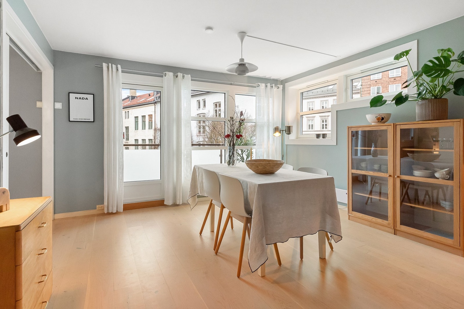 Stuen gir god plass til stort spisebord hvor du kan samle venner og familie til selskap! Galleribilde