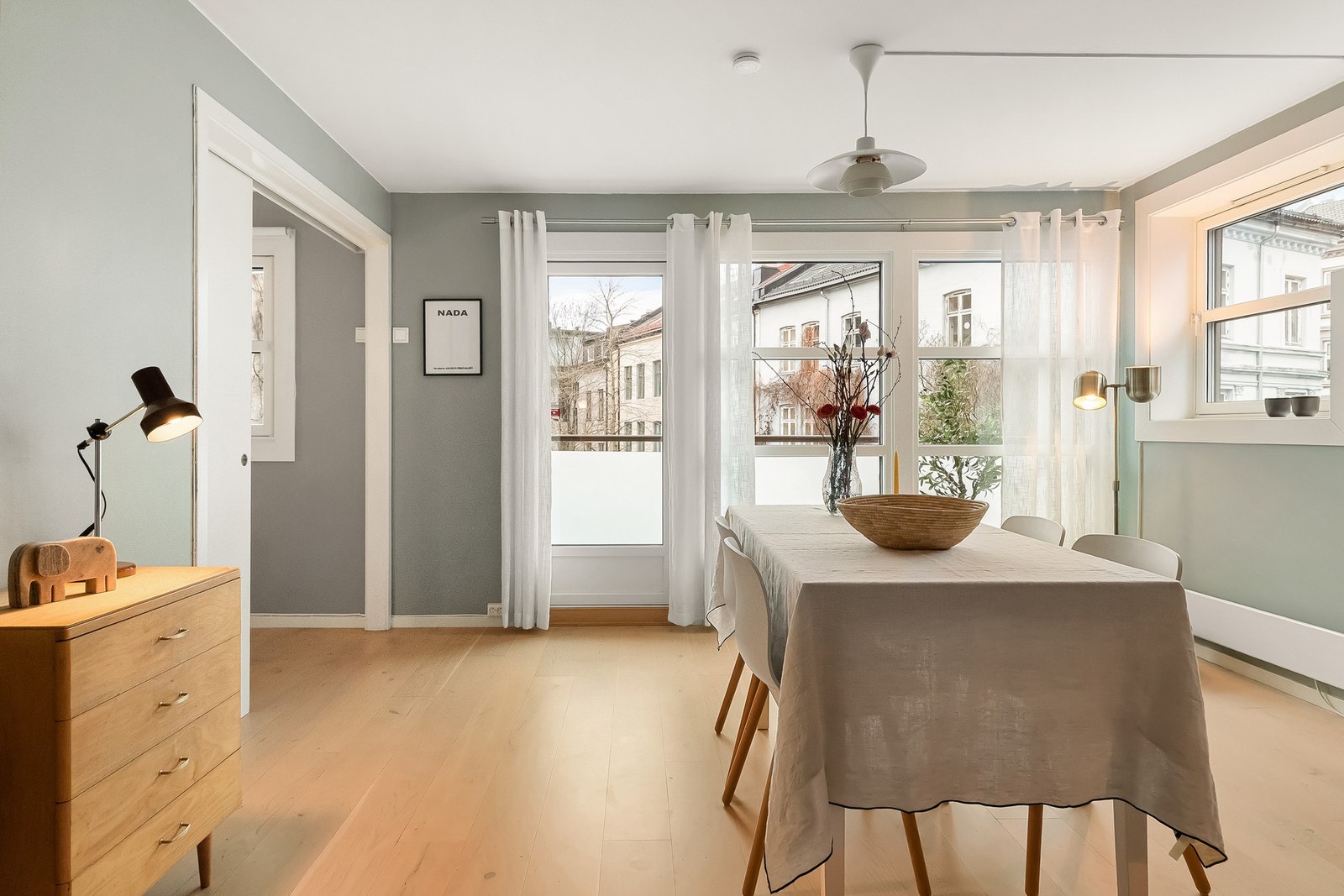 Lys og luftig stue med store vindusflater som gir rikelig med naturlig lys og en flott romfølelse. Galleribilde