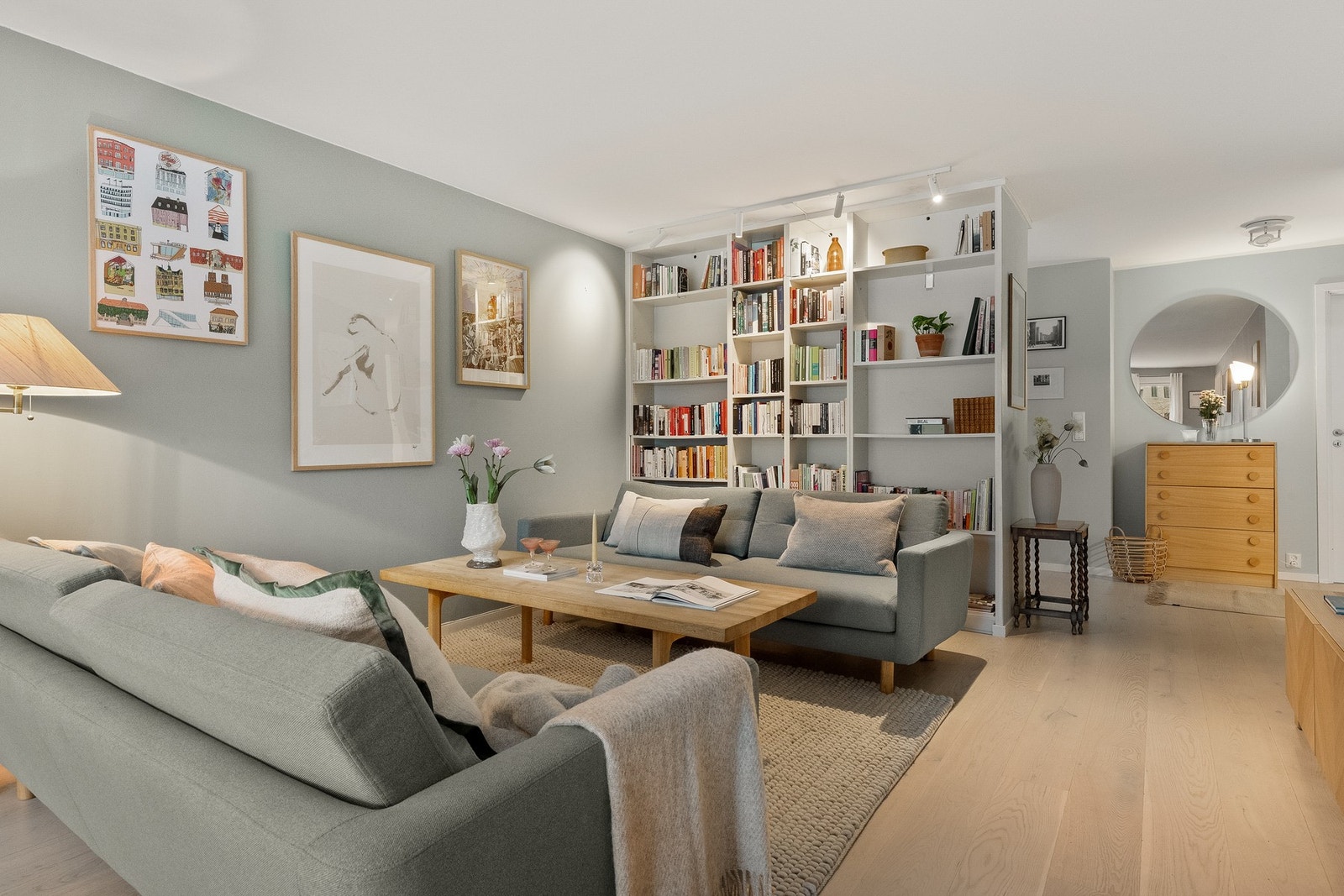 Stuen har flere naturlige møbleringssoner. Galleribilde