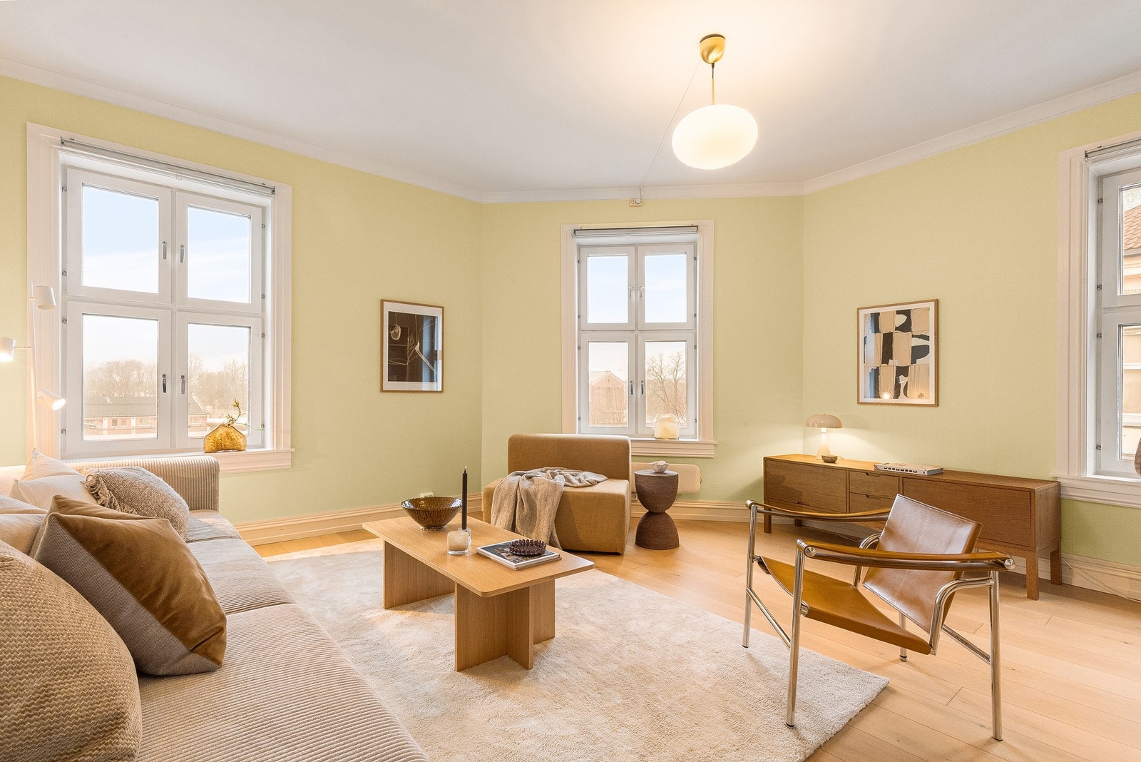 Fantastisk diamantstue med store vindusflater mot flere forskjellige retninger som gir rikelig med naturlig lys. Galleribilde