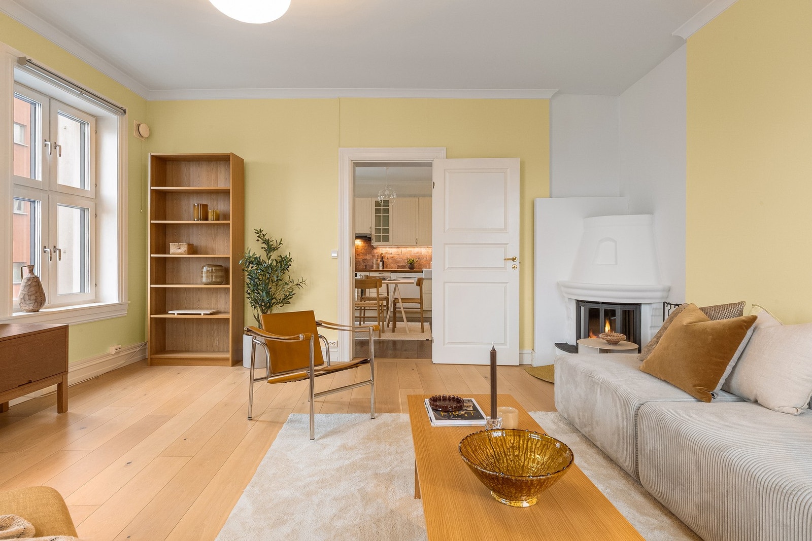 Stuen har flere naturlige møbleringssoner. Galleribilde