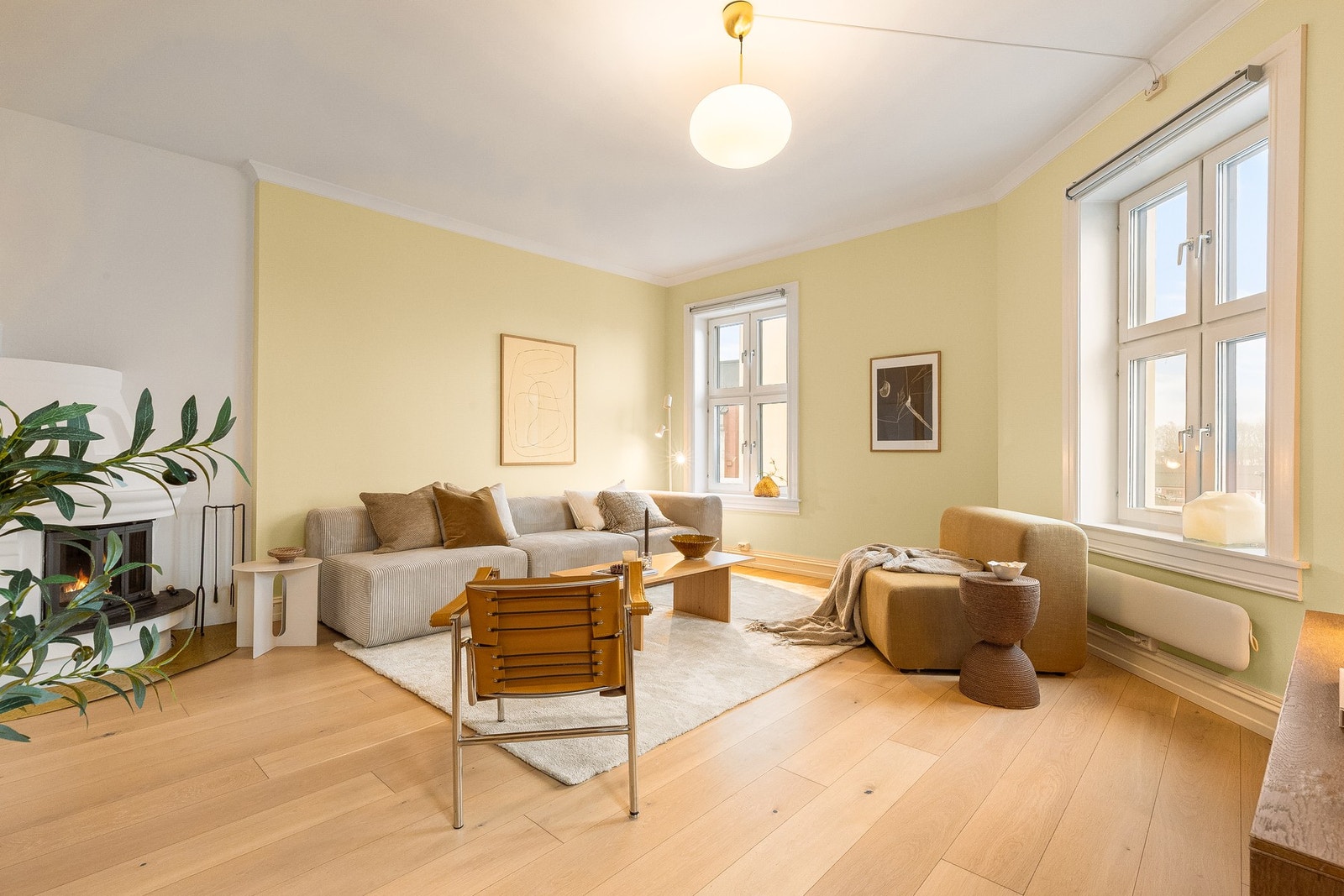 Lys, romslig og klassisk 2-roms hjørneleilighet beliggende meget sentralt på populære Tøyen. Galleribilde