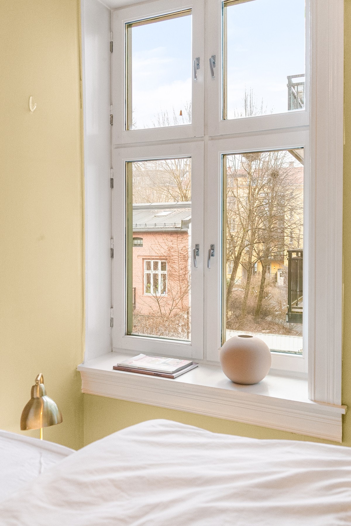 Lyse overflater og romfølelse skaper en behagelig atmosfære. Galleribilde