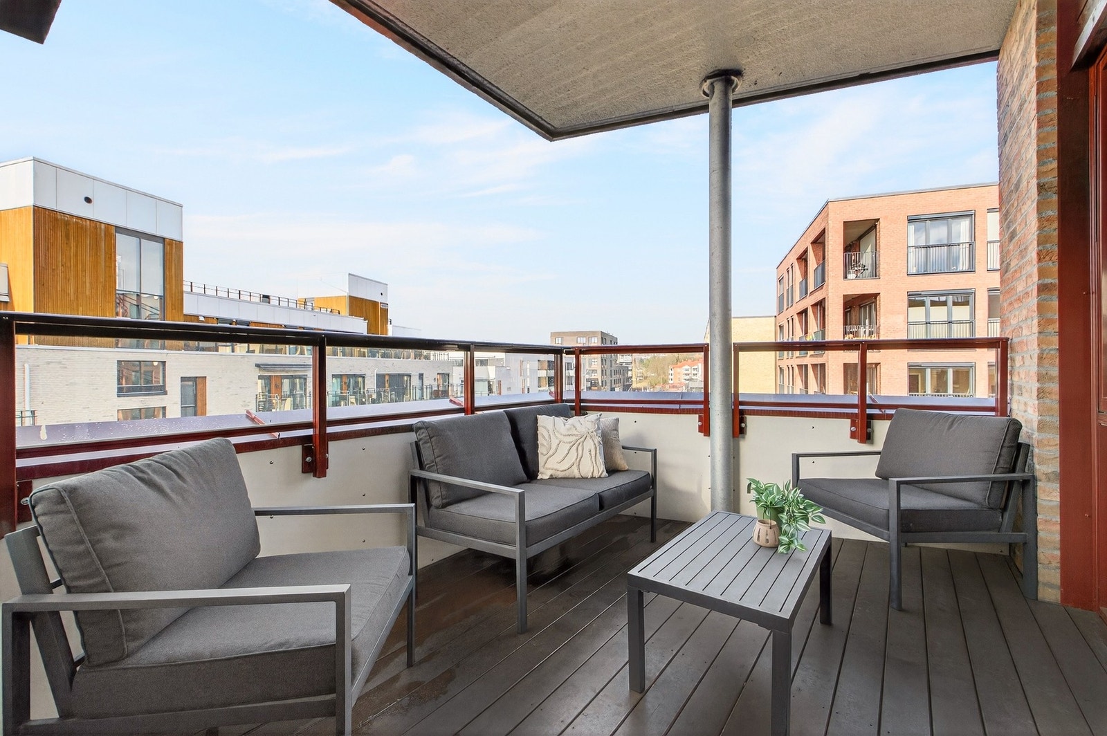 Her er det god plass til utemøbler og grill Galleribilde