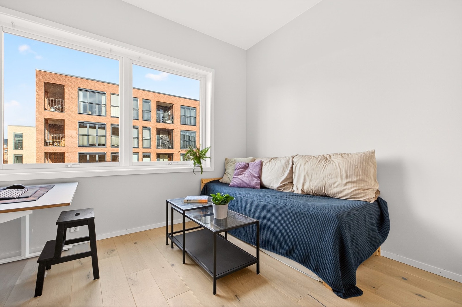 Her er det god plass til ønsket møblement. Stort vindu som slipper inn rikelig med naturlig lys Galleribilde