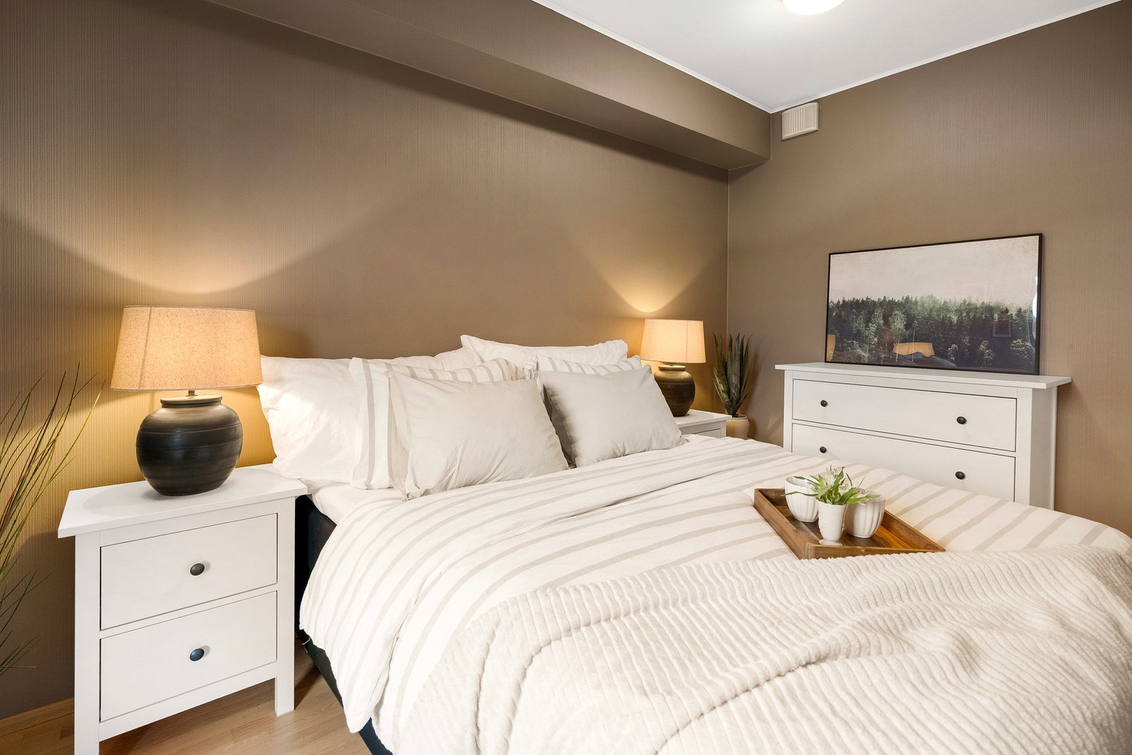 Her er det god plass til dobbeltseng, nattbord og garderobe. Galleribilde