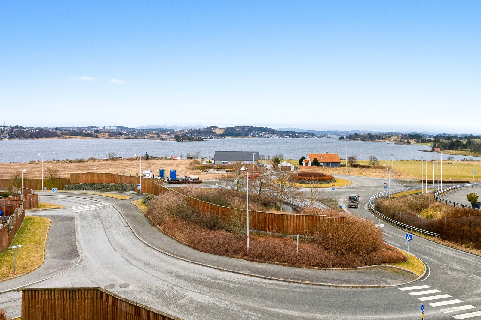 Fra svalgangen og kjøkkenvinduet har man fin utsikt mot Hafrsfjord. Galleribilde