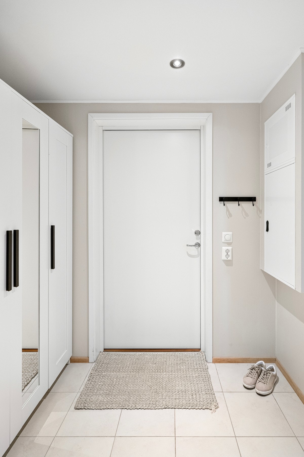 Gangen lyses opp med downlights, og har god plass til garderobeskap for oppbevaring av ytterklær og sko. Galleribilde