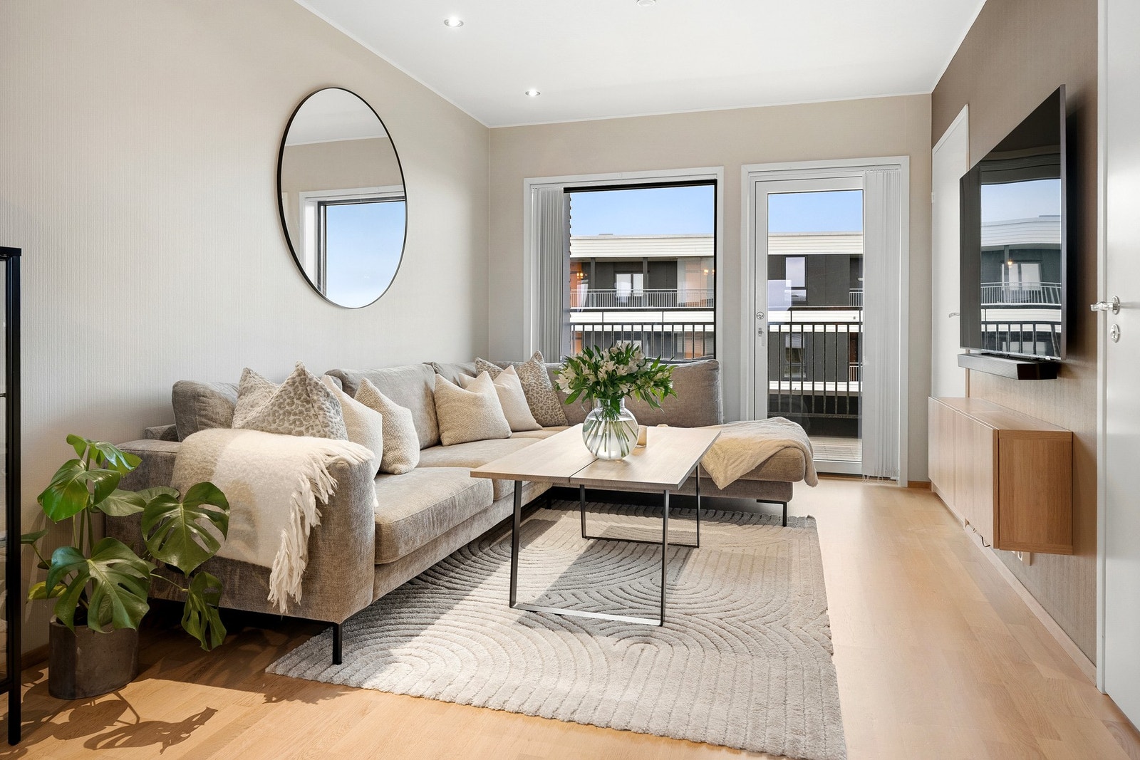 Stuen er et lyst, luftig rom med 3-stavs parkettgulv og pent malte vegger. Galleribilde