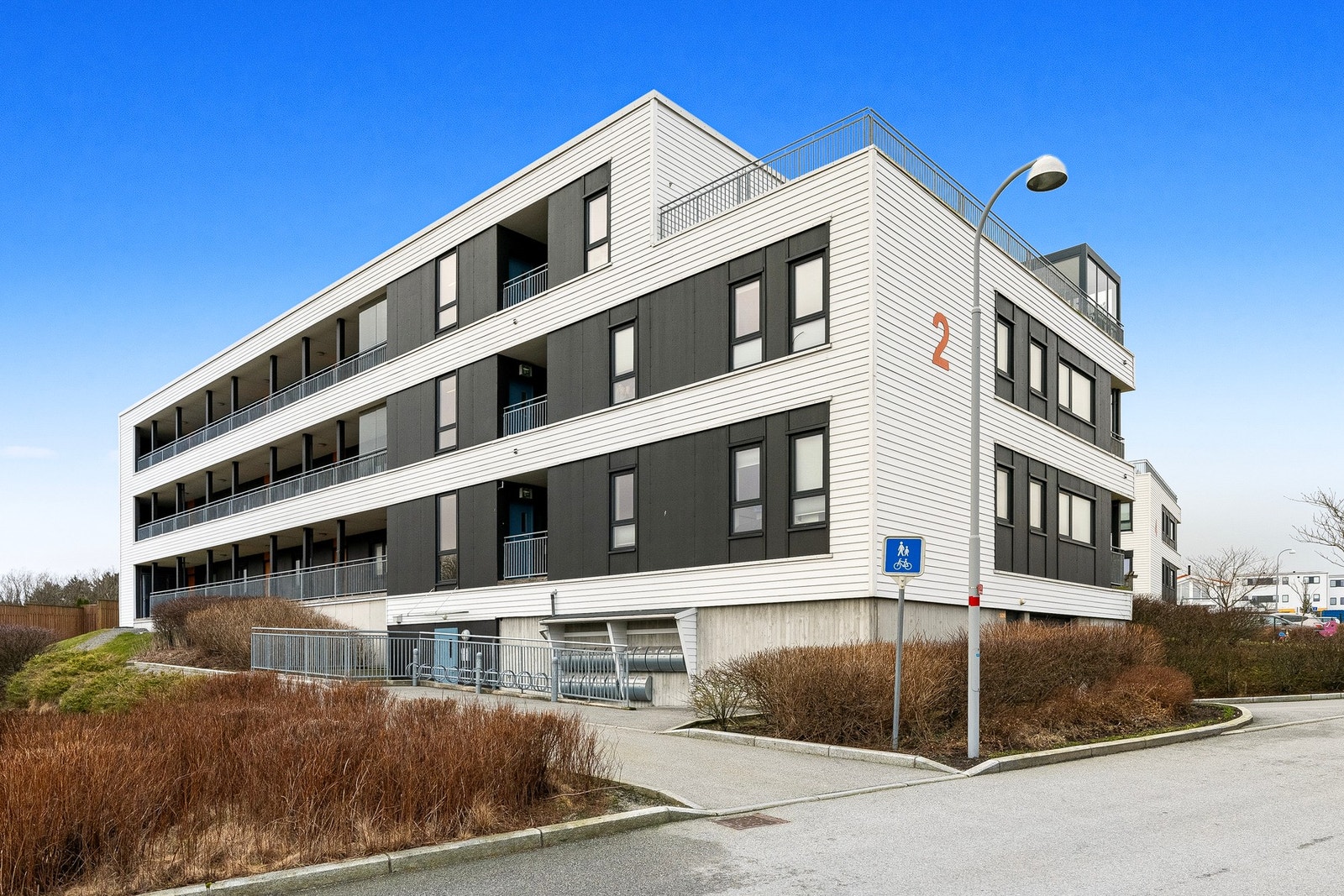 Fellesområdet er meget pent opparbeidet. Her er det solrike gressplener, velstelte bed og skjermende prydbusker. I tillegg er det interne gangveier, koselige lekeplasser og felles sittegrupper. Området har også felles gjesteparkering. Galleribilde