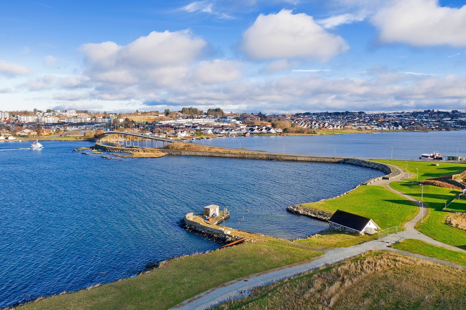 Det er gode kollektiv muligheter i området med nærmeste busstopp ca. 2 min unna leiligheten - Det tar omtrent 17 min med buss til Stavanger sentrum, ca. 25 min med buss til Handelshøyskolen BI og omtrent 15 min til UIS. Galleribilde
