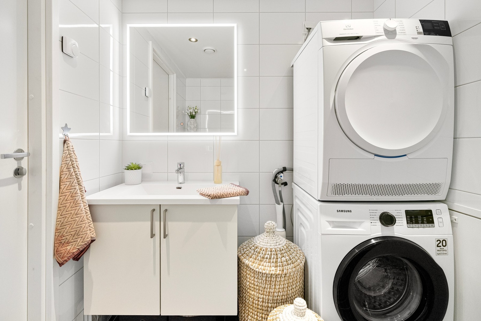 Innredningen består av en heldekkende servant med underskap, og over servanten er det speil med integrert belysning - badet har opplegg til vaskemaskin og tørketrommel. Galleribilde