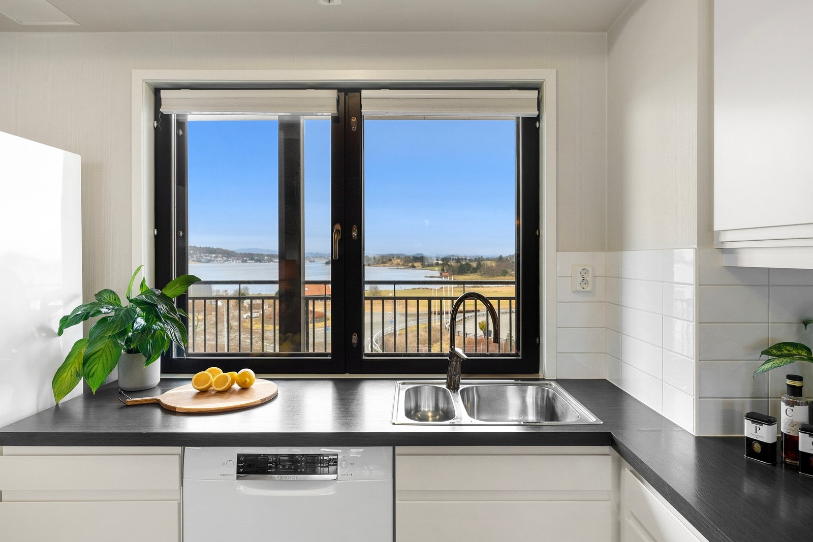 Fra kjøkkenet kan man nyte fin utsikt over Hafrsfjord. Galleribilde