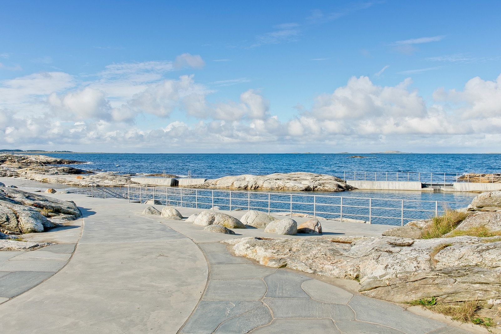 Blant annet kan du legge turen til Sjøbadet Myklebust, som er omgitt av svaberg og holmer. Bassenget har naturlig tilførsel av sjøvann og er en populær badeplass for liten og stor. Galleribilde