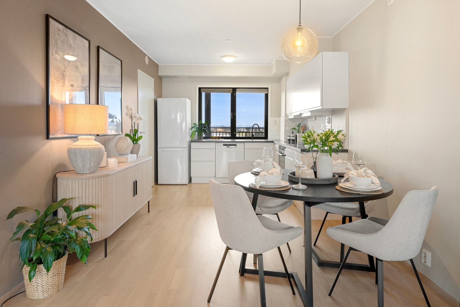 Store vinduer i stuen slipper inn rikelig med dagslys og bidrar til en god lysgjennomstrømning i leiligheten. Galleribilde